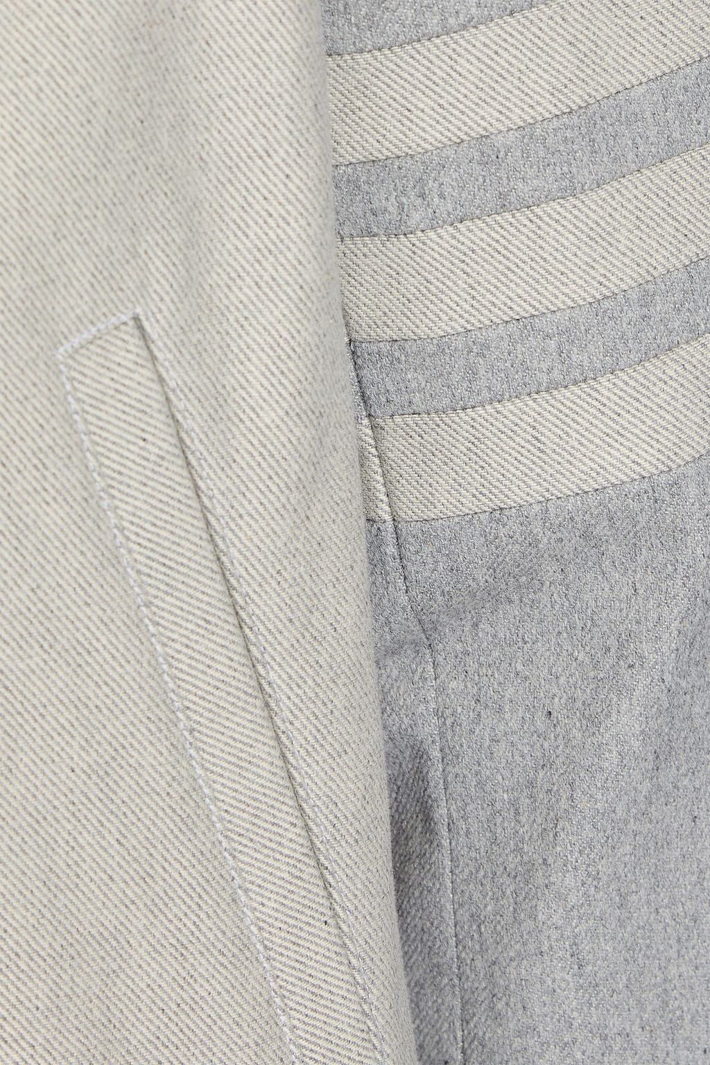 THOM BROWNE جاكيت من الدنيم بلونين بتصميم مخطط