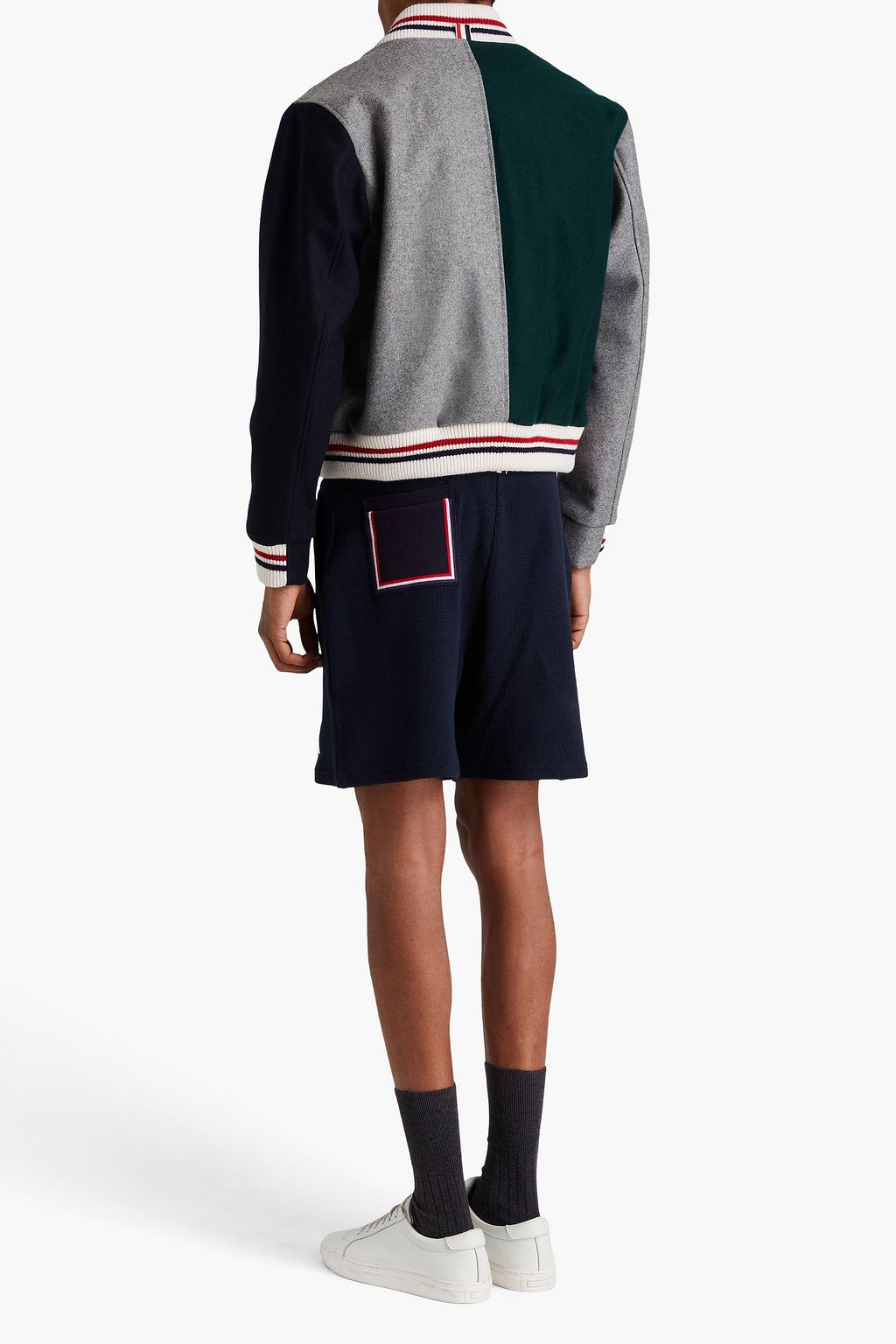 THOM BROWNE جاكيت بومر من مزيج الصوف واللباد بأقسام متباينة الألوان
