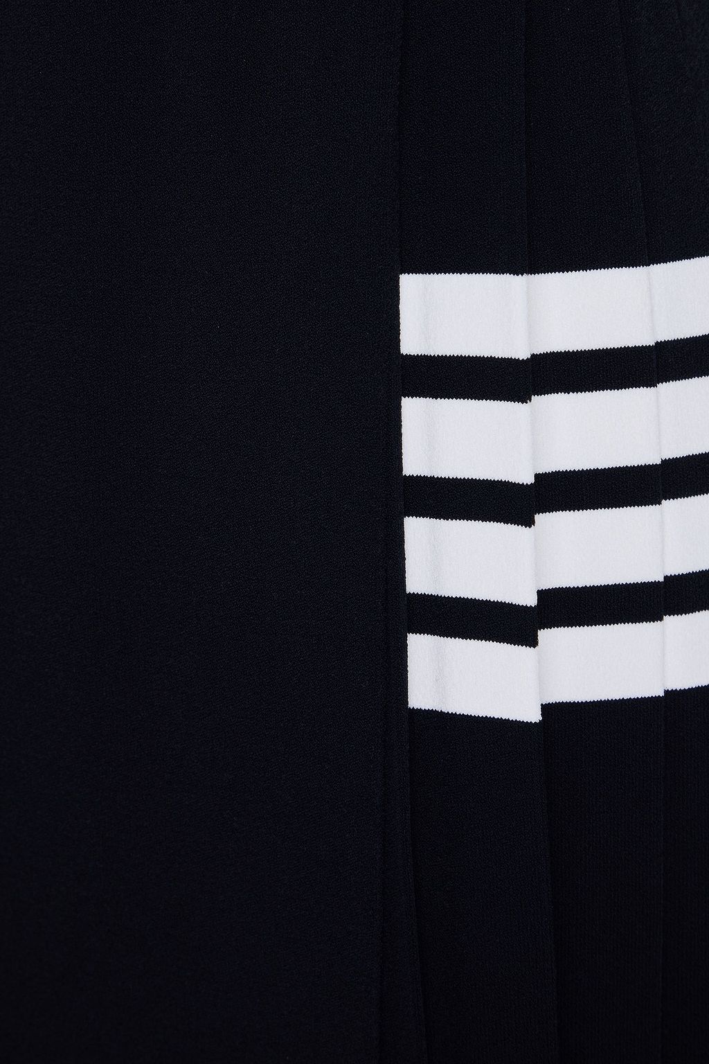 THOM BROWNE تنورة من نسيج محبوك بتصميم مخطط مزينة بكسرات