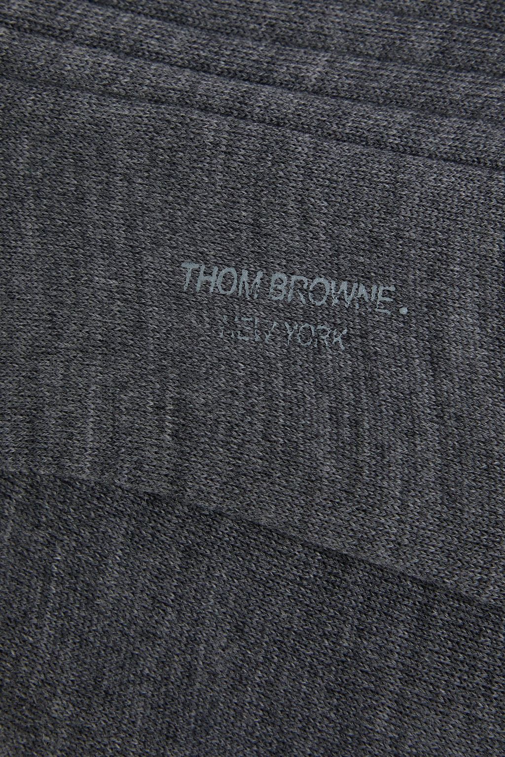 THOM BROWNE الجوارب من صوف الميرينو المضلّع