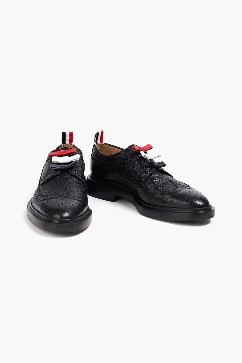 THOM BROWNE حذاء بروغ من الجلد الحبيبي مزين بربطة على شكل فراشة