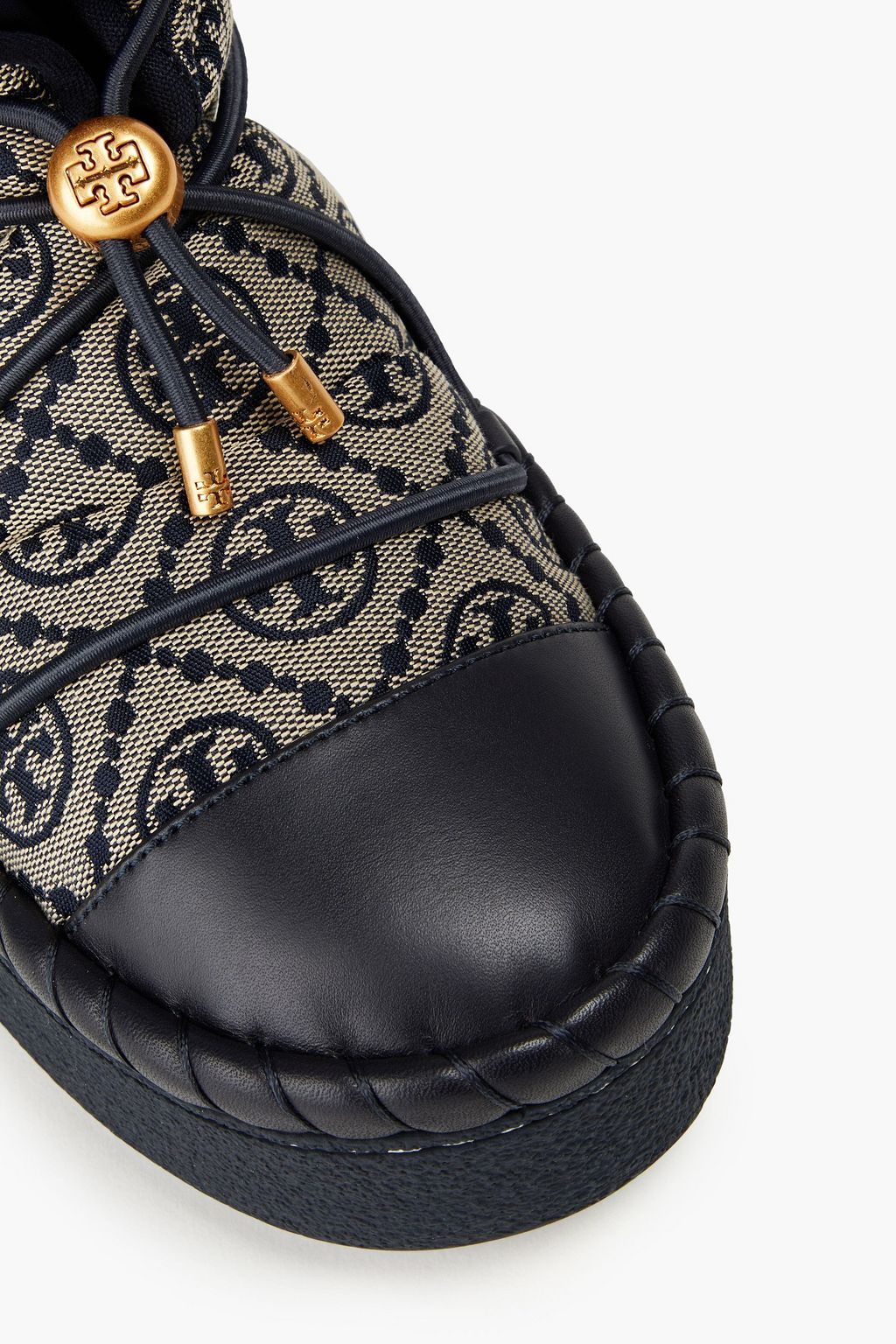 TORY BURCH حذاء بوت للثلج من الجلد والجاكار
