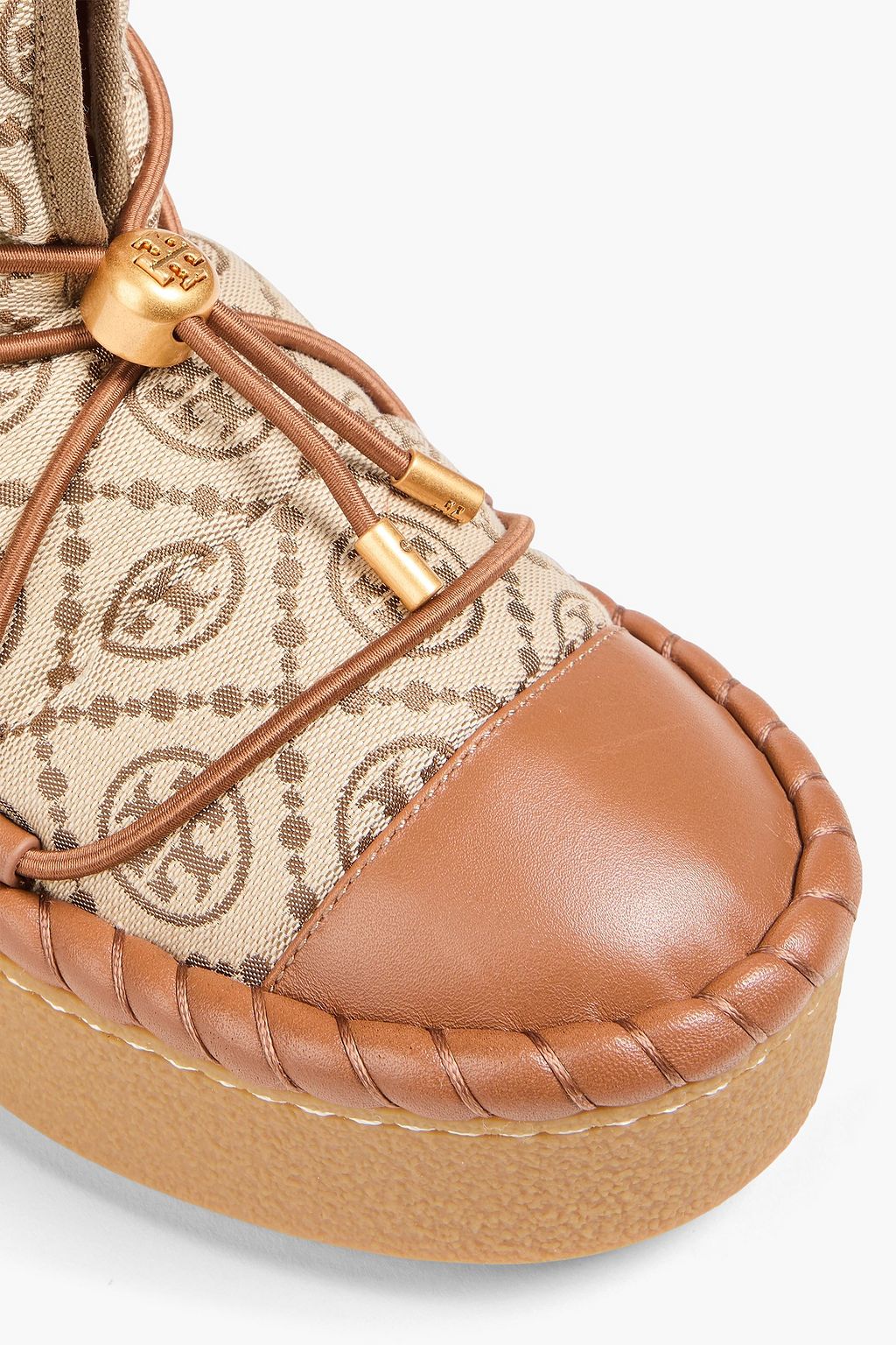 TORY BURCH حذاء بوت للثلج من الجلد والجاكار