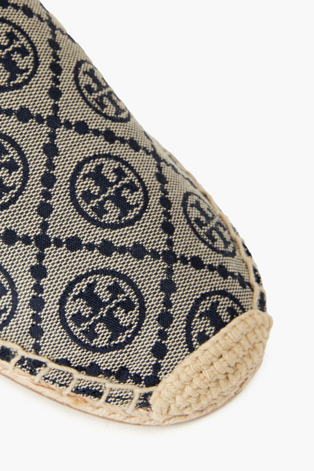 TORY BURCH حذاء إسبادريل من الجاكار بطبعة شعار العلامة