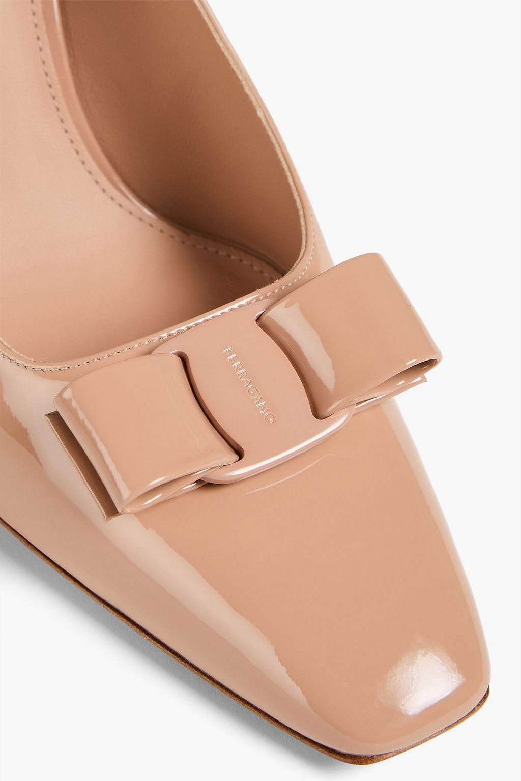 FERRAGAMO حذاء بامب مصنوع من الجلد اللامع ومزين بربطة على شكل فراشة