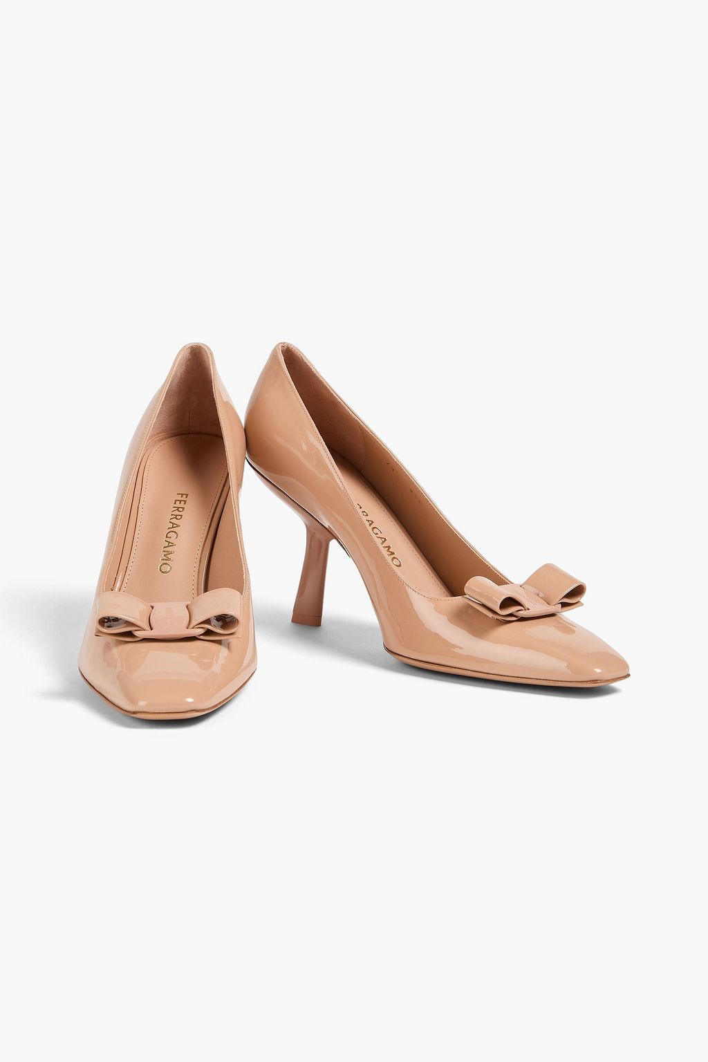 FERRAGAMO حذاء بامب مصنوع من الجلد اللامع ومزين بربطة على شكل فراشة