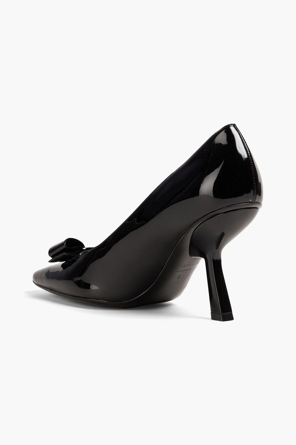 FERRAGAMO حذاء بامب مصنوع من الجلد اللامع ومزين بربطة على شكل فراشة