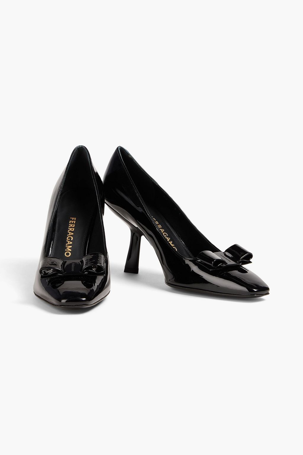 FERRAGAMO حذاء بامب مصنوع من الجلد اللامع ومزين بربطة على شكل فراشة