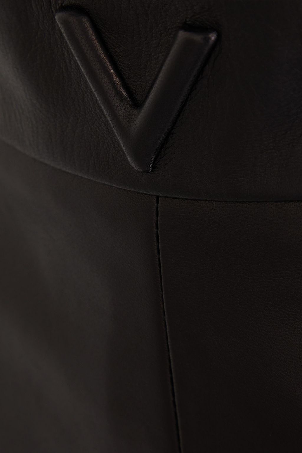 VALENTINO GARAVANI شورت من الجلد