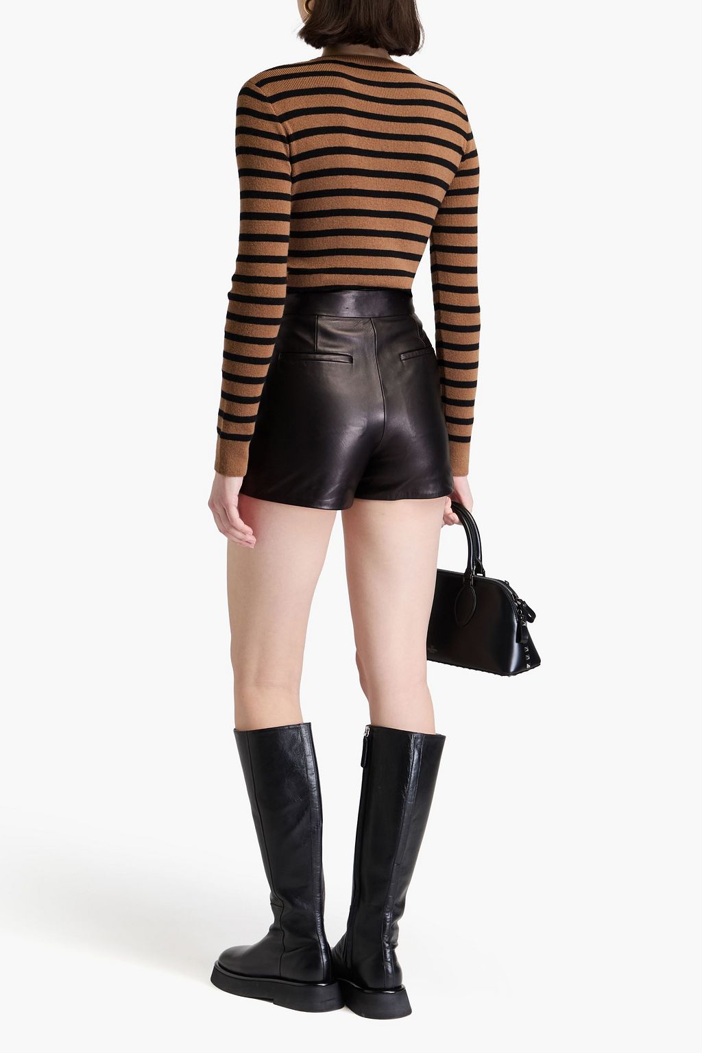 VALENTINO GARAVANI شورت من الجلد