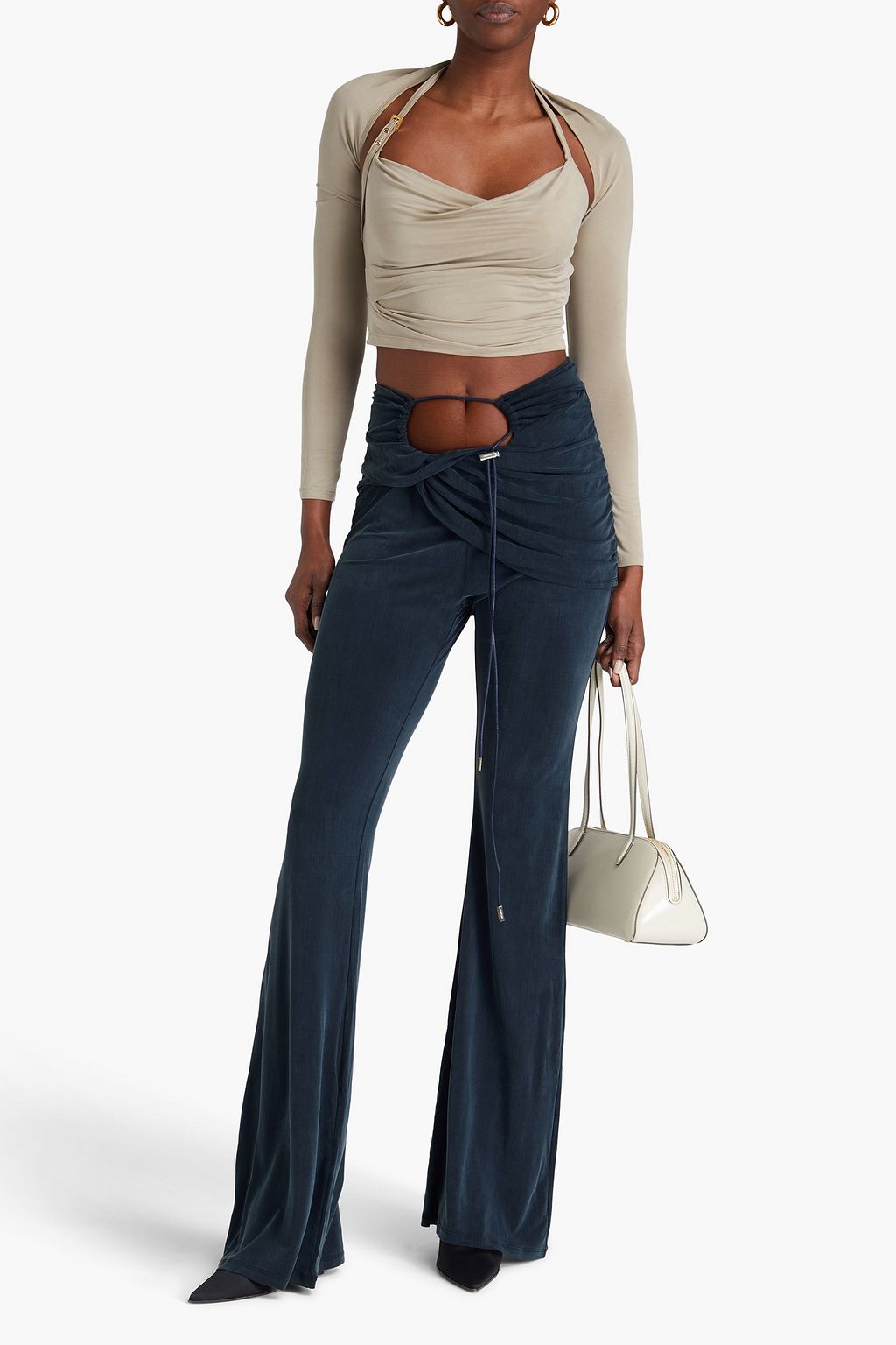 JACQUEMUS بنطلون بقصّة بوت كت من الجيرسي المرن من مزيج كوبرو بأجزاء مقصوصة