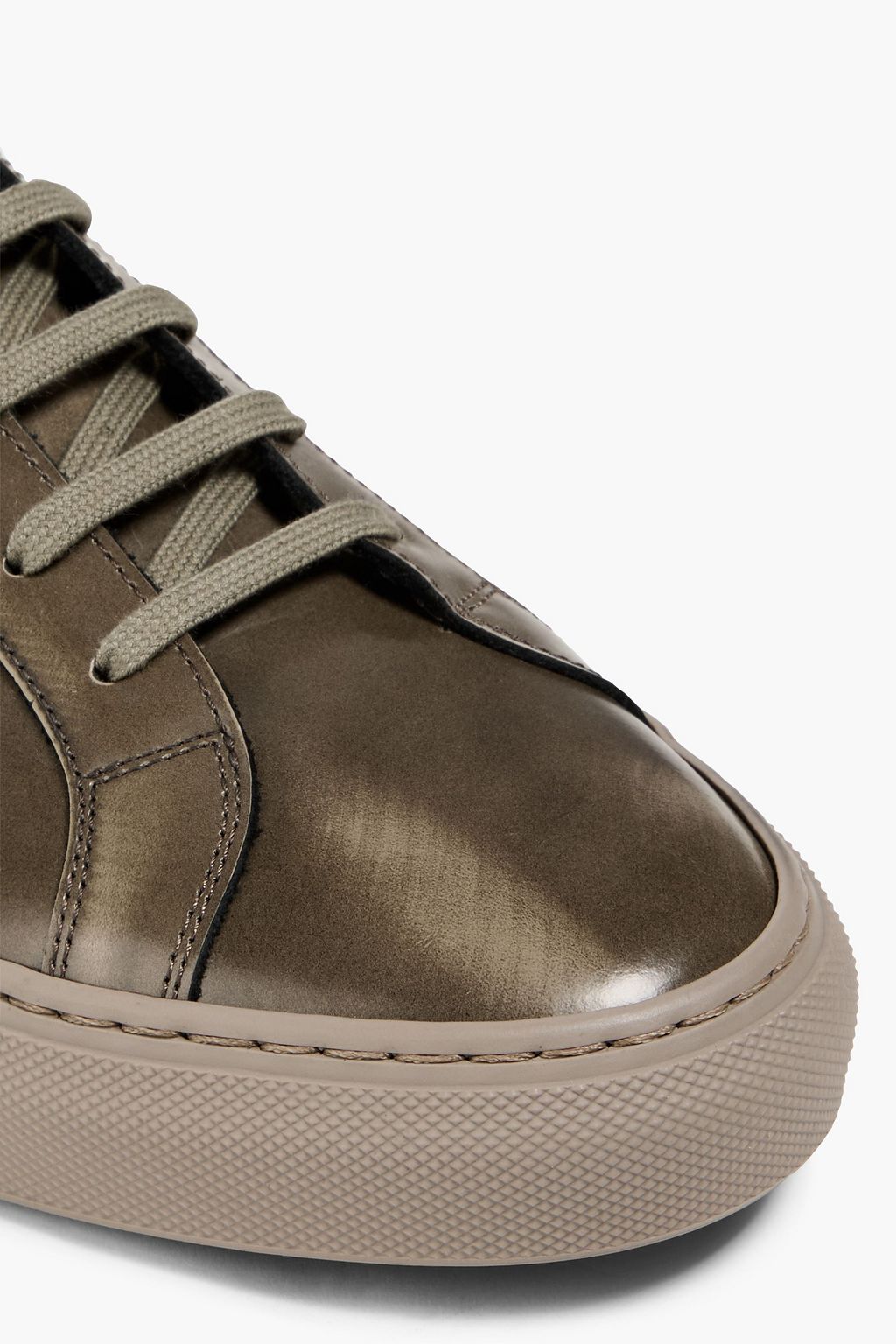 COMMON PROJECTS حذاء سنيكرز "أكيليس" من الجلد اللامع بتأثير معتق