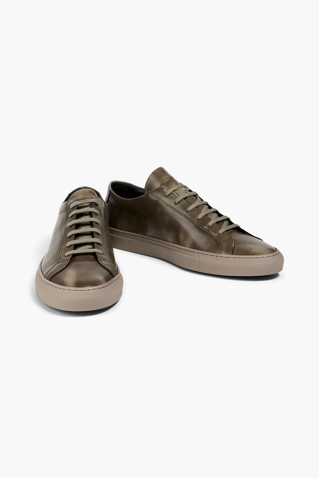 COMMON PROJECTS حذاء سنيكرز "أكيليس" من الجلد اللامع بتأثير معتق