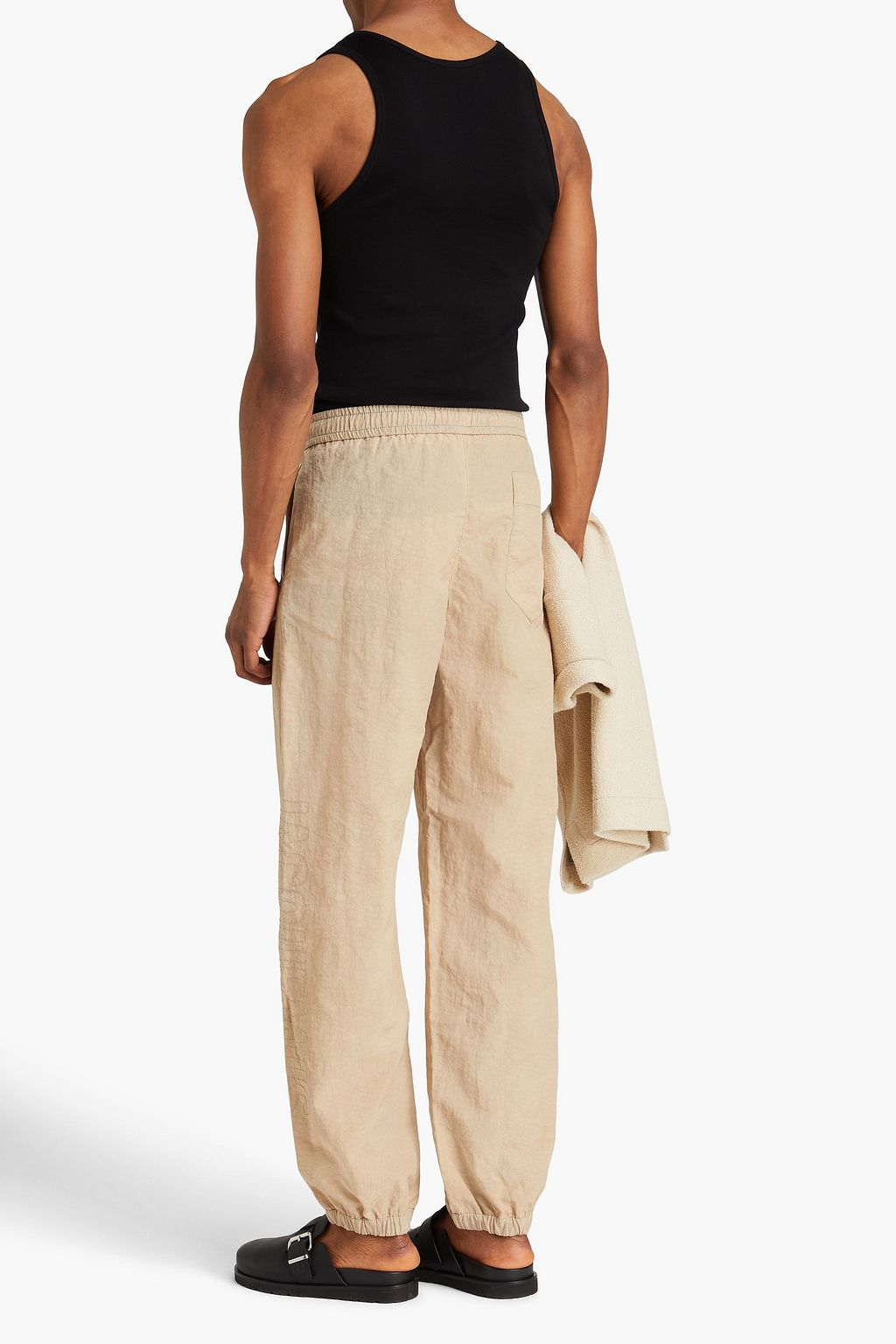 JACQUEMUS بنطال مصنوع من الكنفا بتصميم مجعّد
