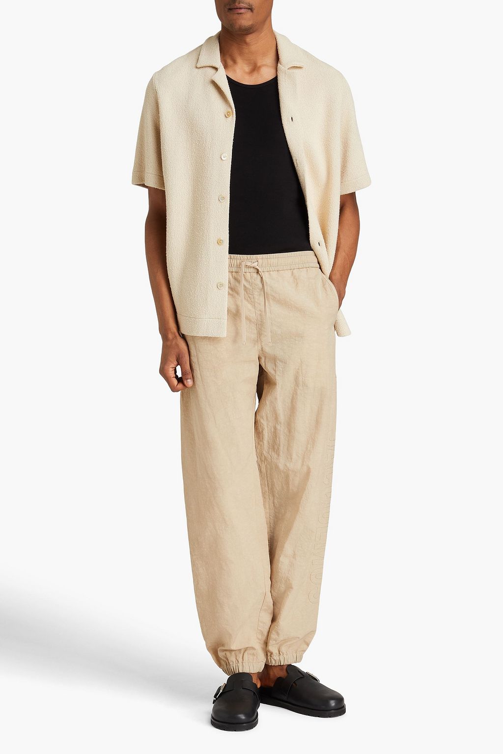 JACQUEMUS بنطال مصنوع من الكنفا بتصميم مجعّد