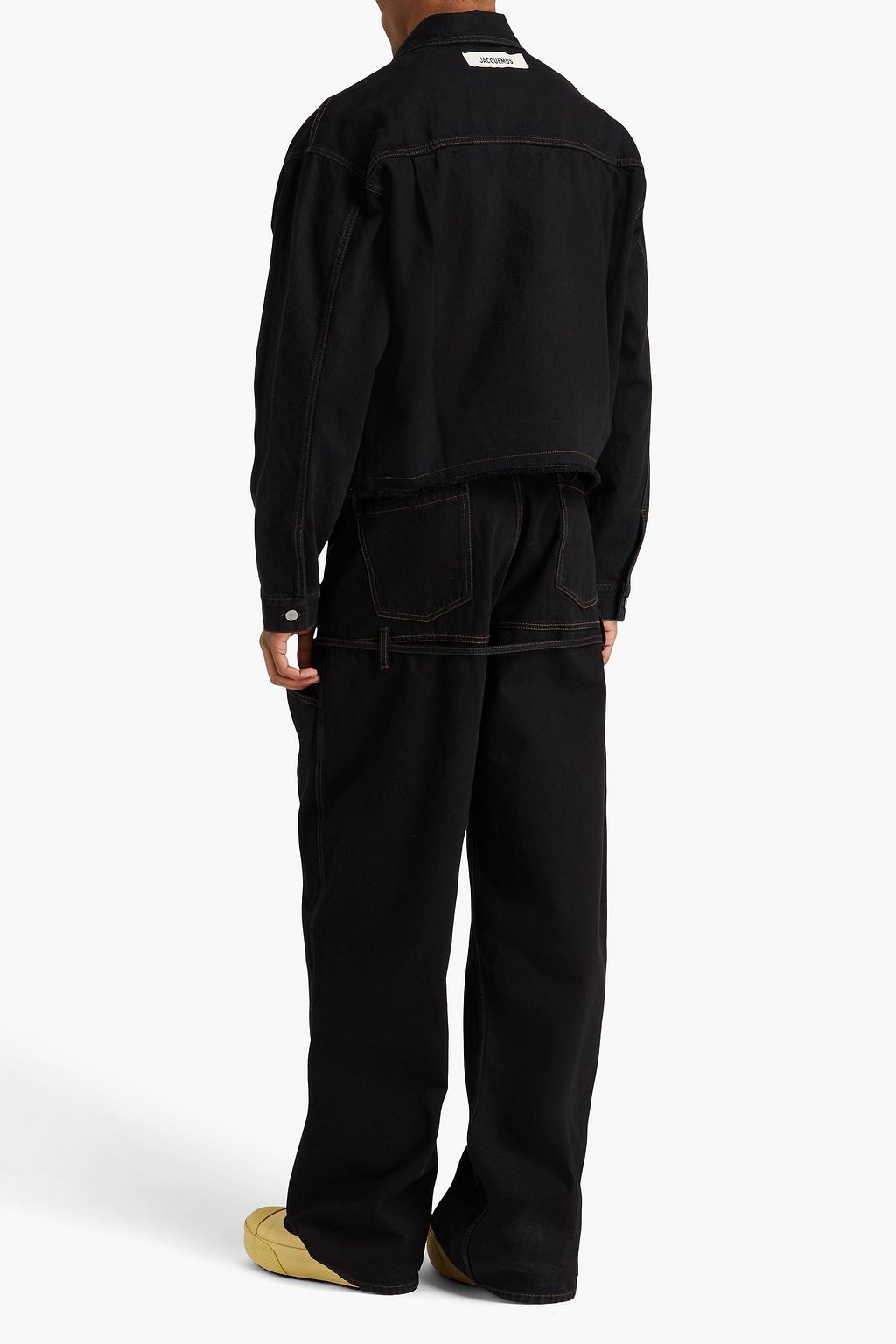 JACQUEMUS جاكيت من الدنيم بحوف منسّلة