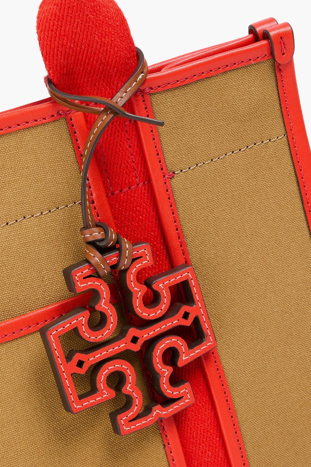 TORY BURCH حقيبة توت "توري" من الكنفا بحواف من الجلد