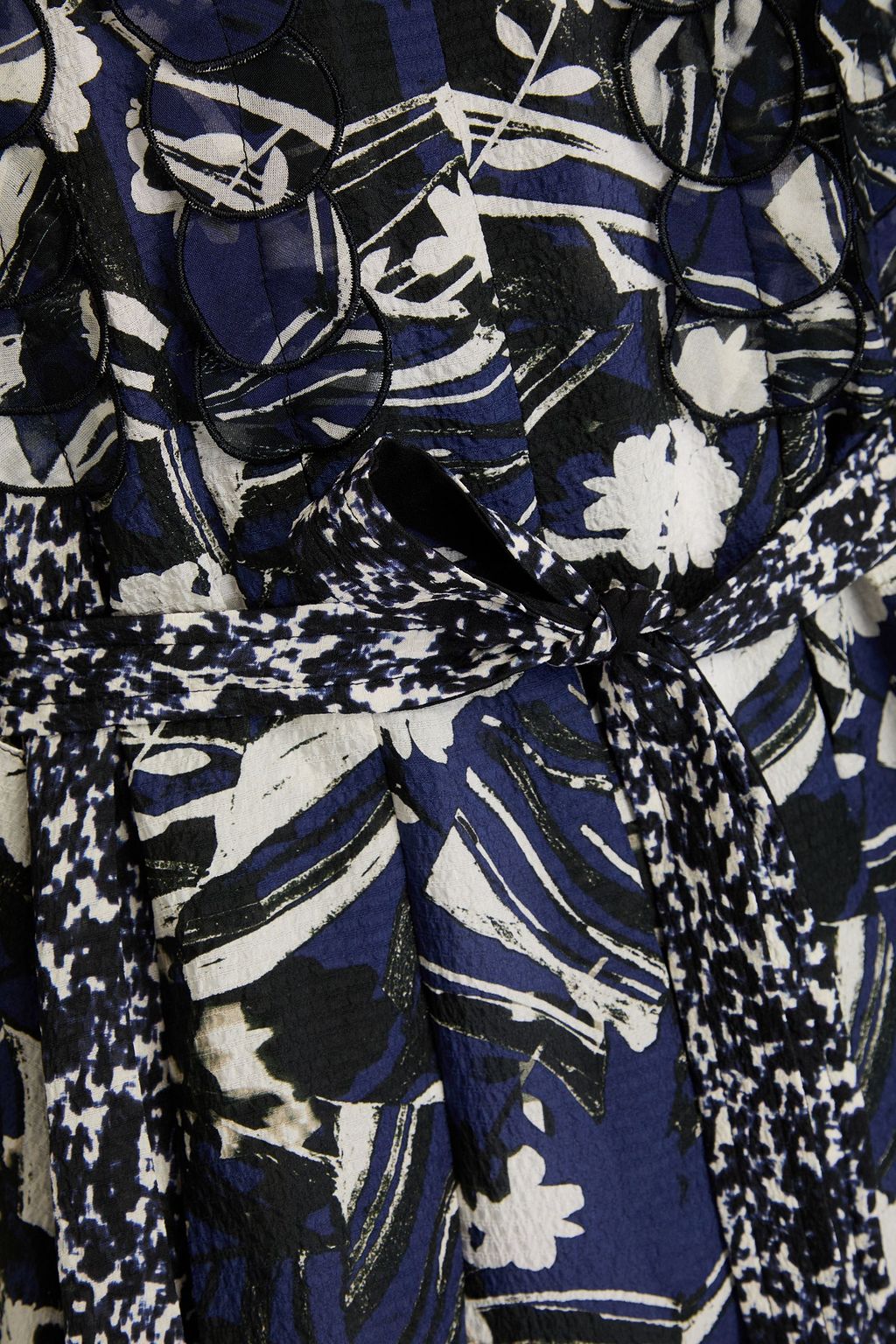 3.1 PHILLIP LIM بلوزة مزينة بكسرات من نسيج سيرساكر الحريري مطبّع بطبعات