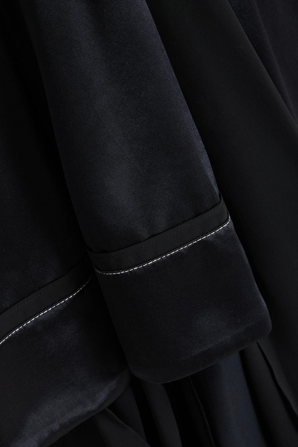 3.1 PHILLIP LIM فستان بطبقات من الساتان بقصّة غير متماثلة