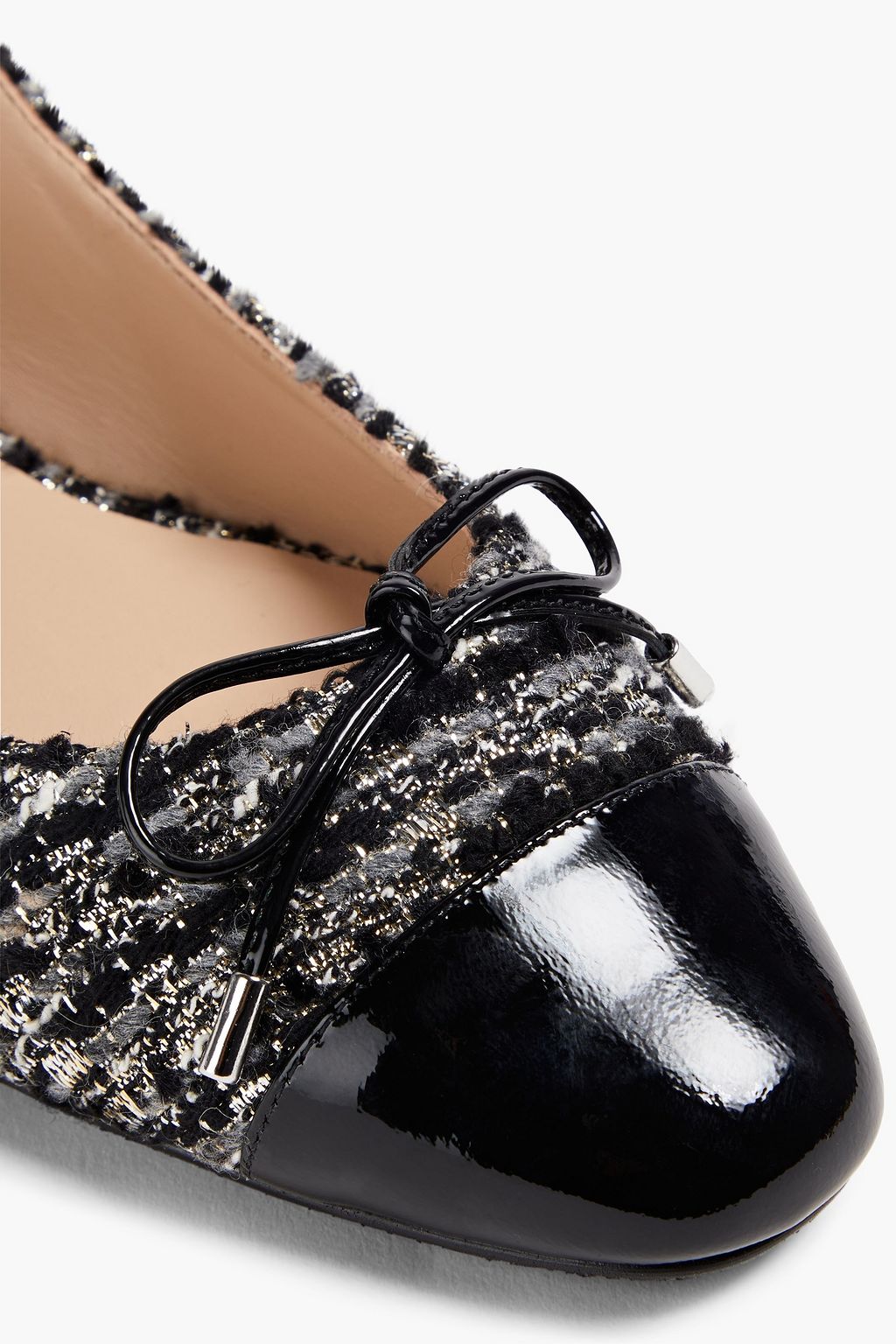 STUART WEITZMAN حذاء مسطّح بحزام كامل من التويد بلون معدني