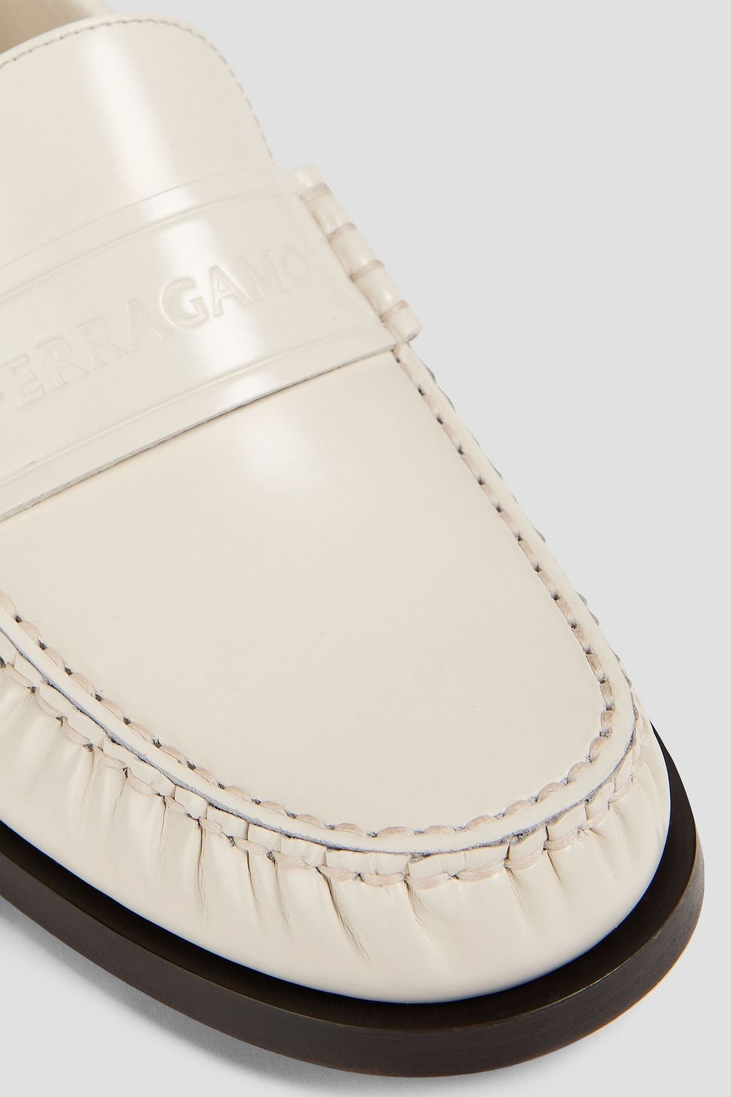 FERRAGAMO حذاء لوفر من الجلد اللامع منقوش