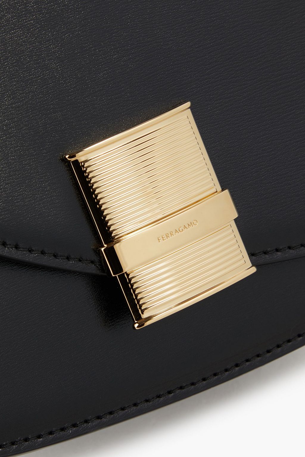 FERRAGAMO حقيبة كروس بودي "فياما" من الجلد اللامع