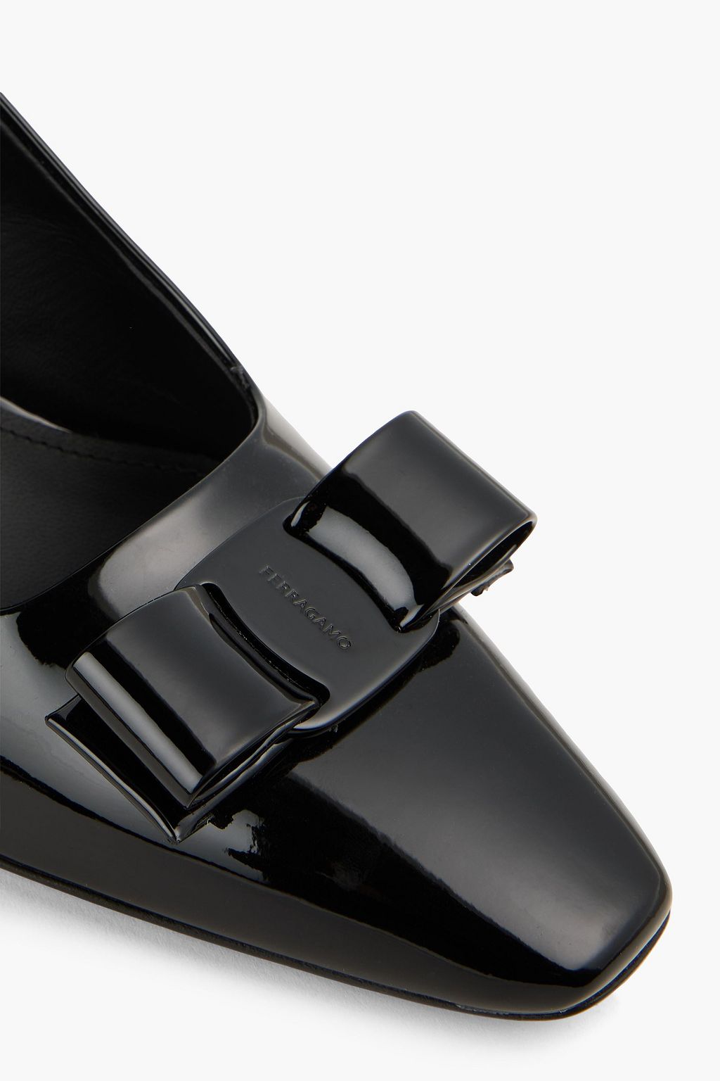 FERRAGAMO أحذية بامب Anz من الجلد اللامع المزينة بربطة على شكل فراشة