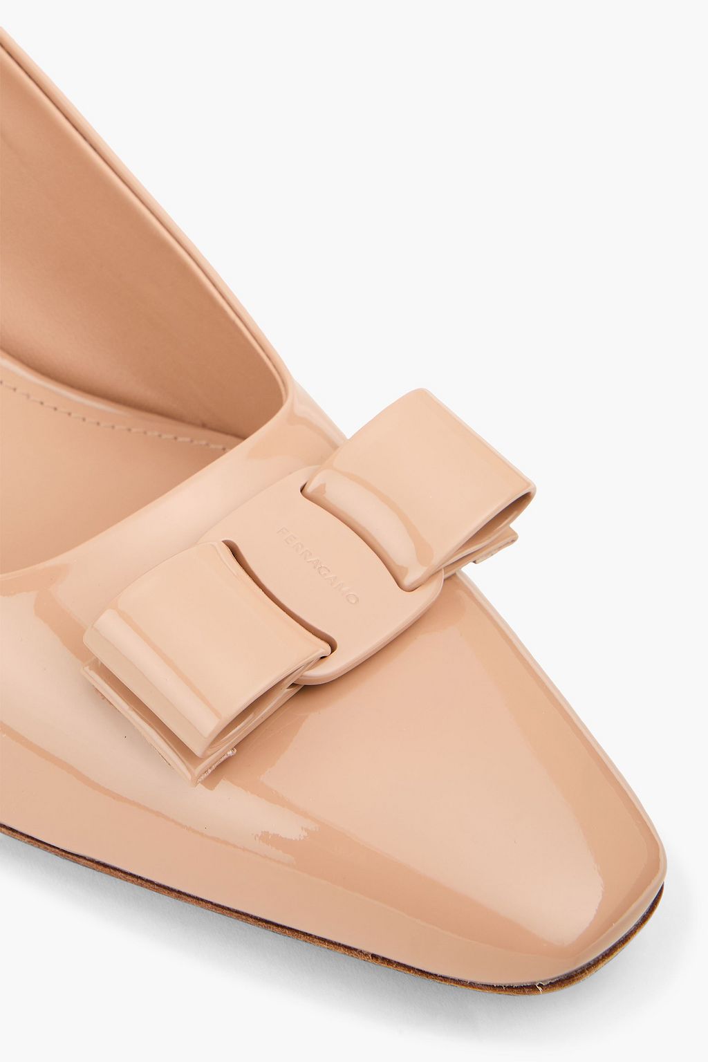 FERRAGAMO أحذية بامب Anz من الجلد اللامع المزينة بربطة على شكل فراشة