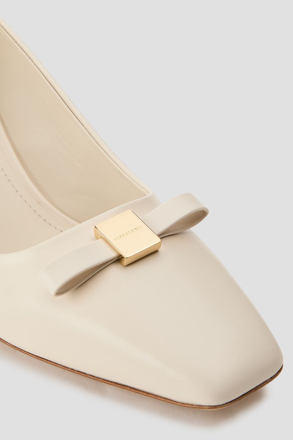 FERRAGAMO حذاء بامب Myra من الجلد المزين بربطة على شكل فراشة