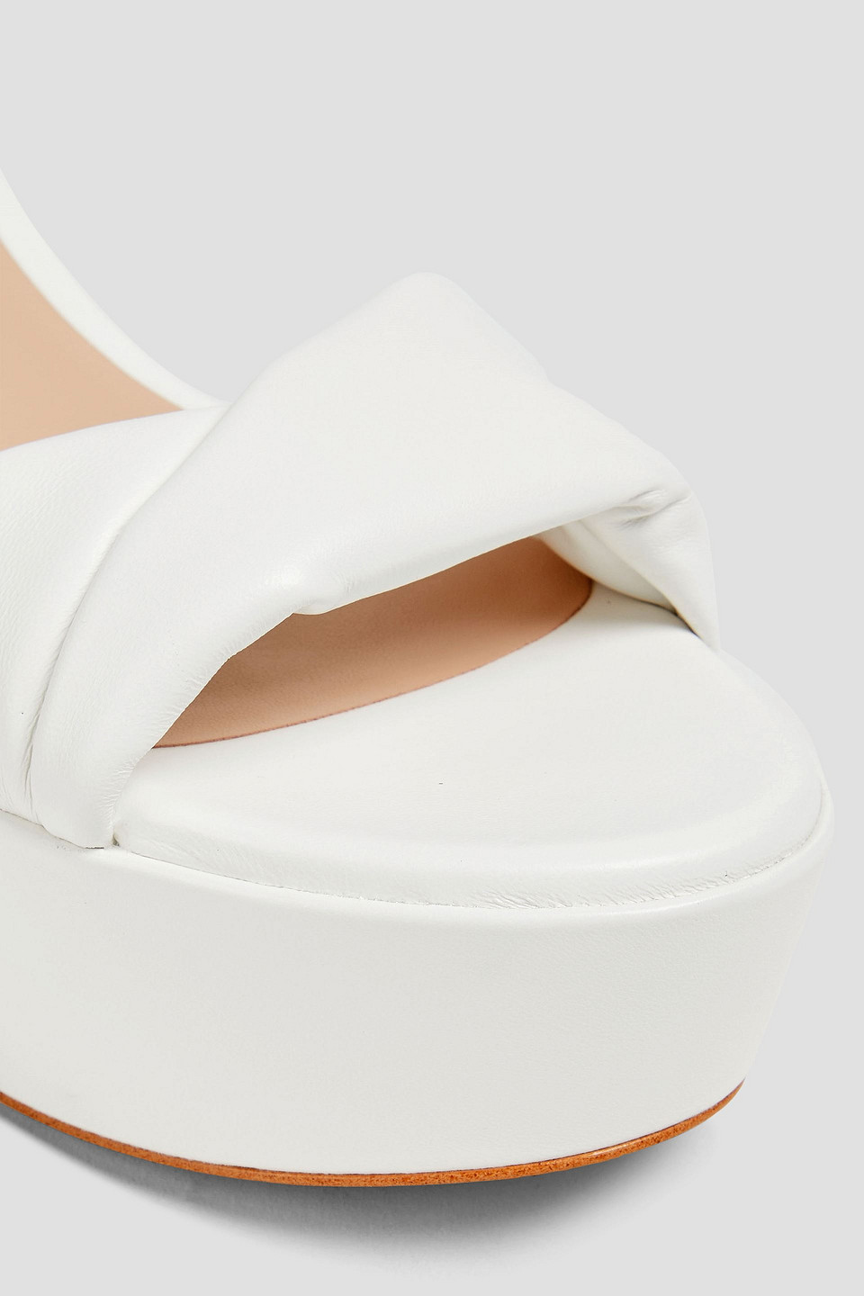 Stuart Weitzman Plateausandalen Aus Leder Mit Twist-detail In Weiss