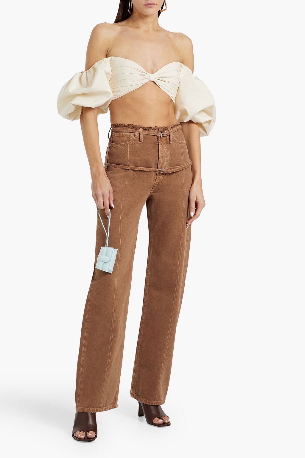 JACQUEMUS جينز "كاراكو" بأرجل مستقيمة مرتفع الخصر ومزوّد بحزام
