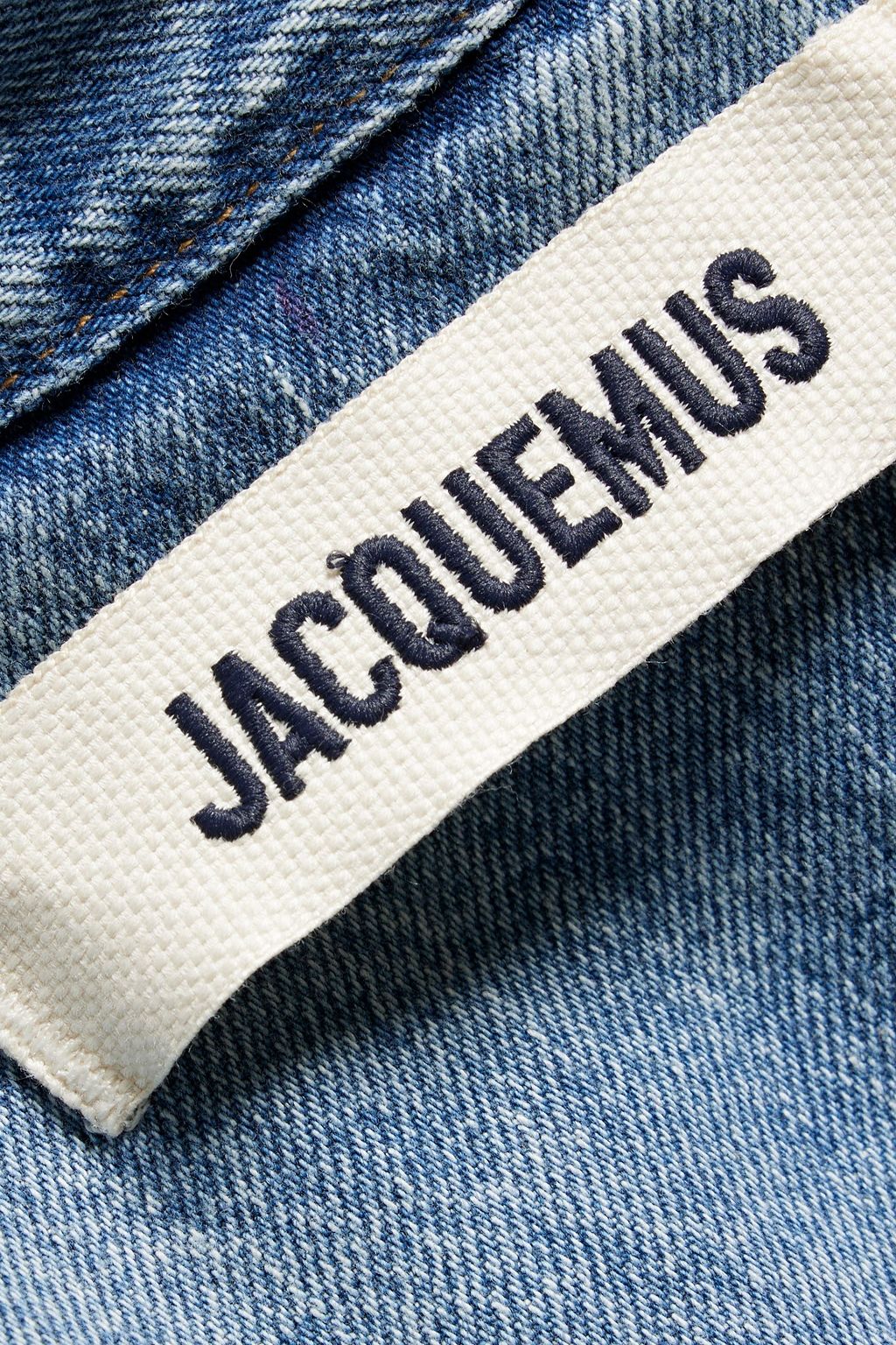 JACQUEMUS جاكيت من الدنيم بحواف منسّلة