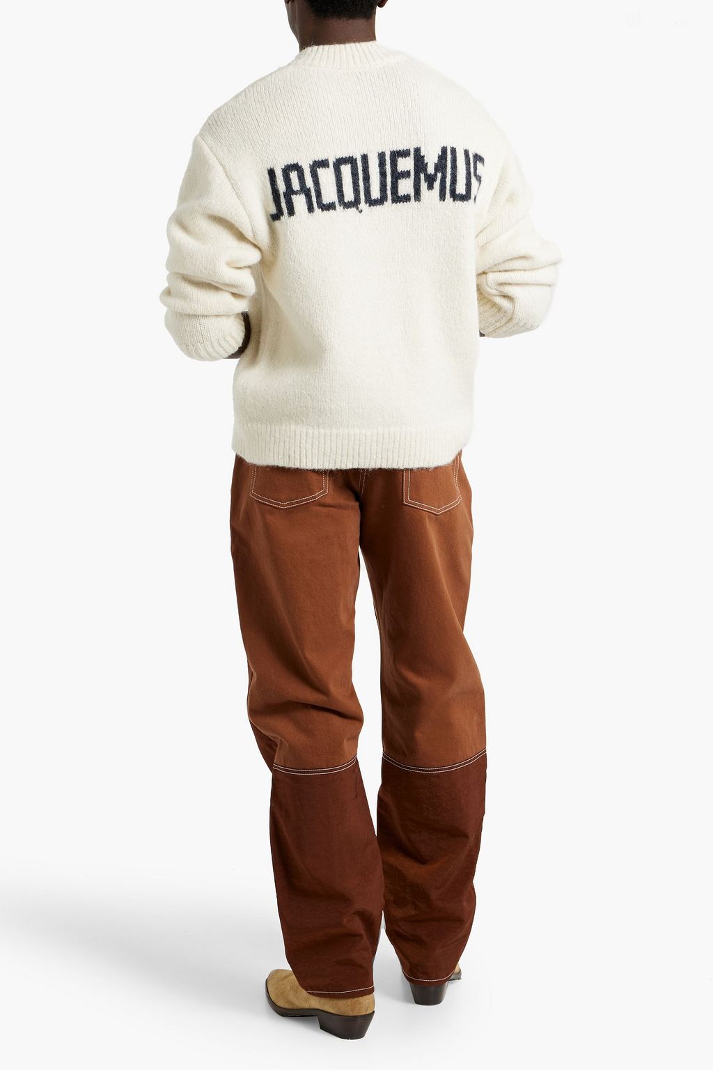 JACQUEMUS جينز من الدنيم بقِطع محاكة بجانب بعضها البعض من قماش عازل