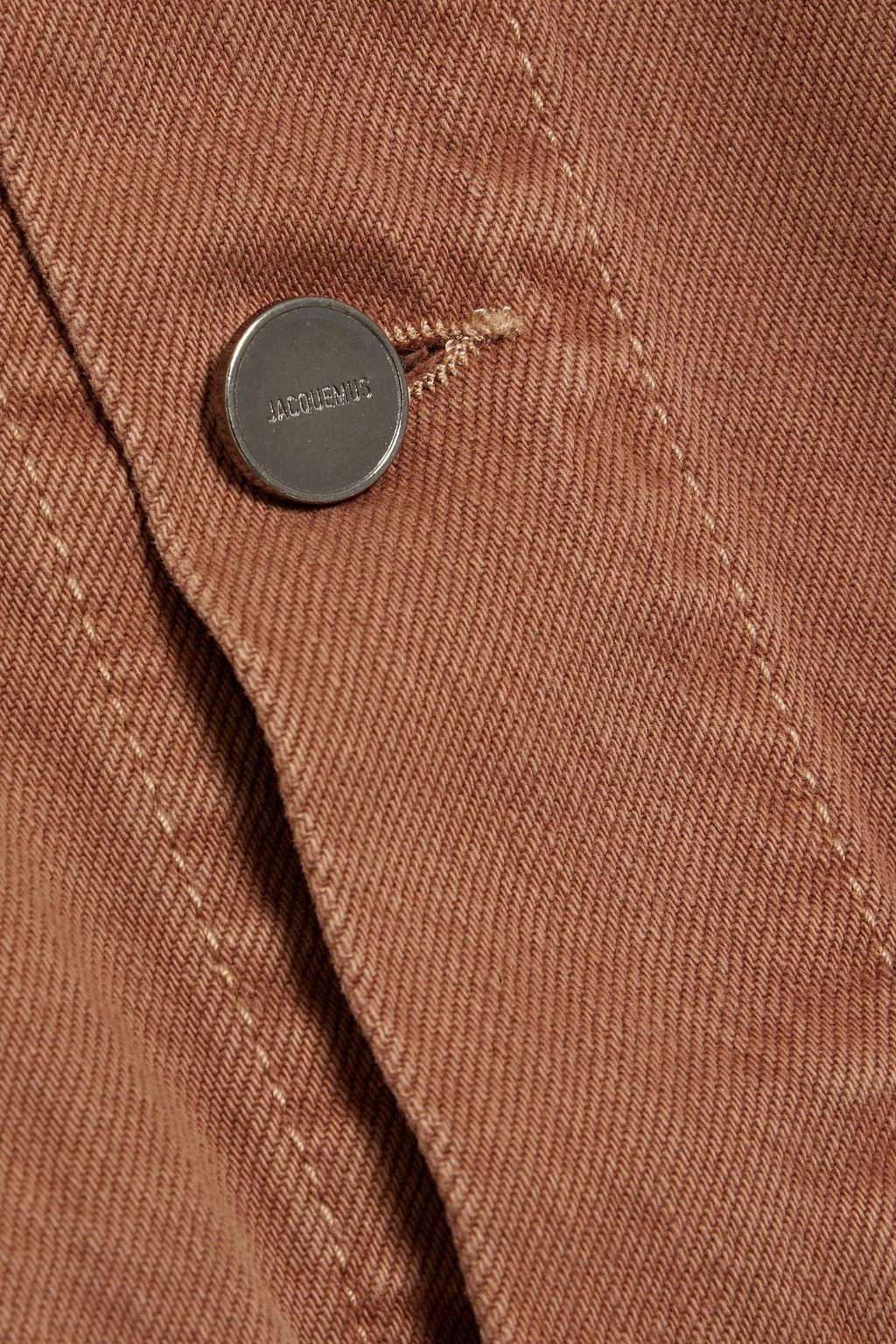 JACQUEMUS جاكيت من الدنيم بحوف منسّلة