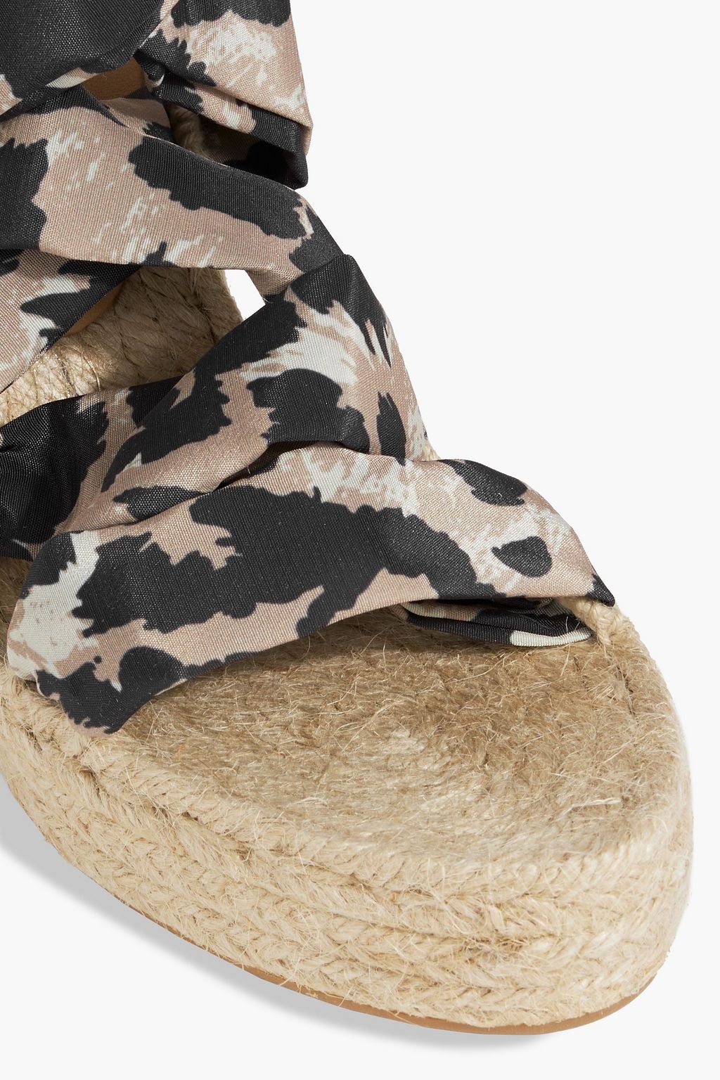 DIANE VON FURSTENBERG X CASTAÑER صندل "جورجيلينا" بكعب ويدج من إسبادريل والحرير الصيني بطبعة جلد الفهد