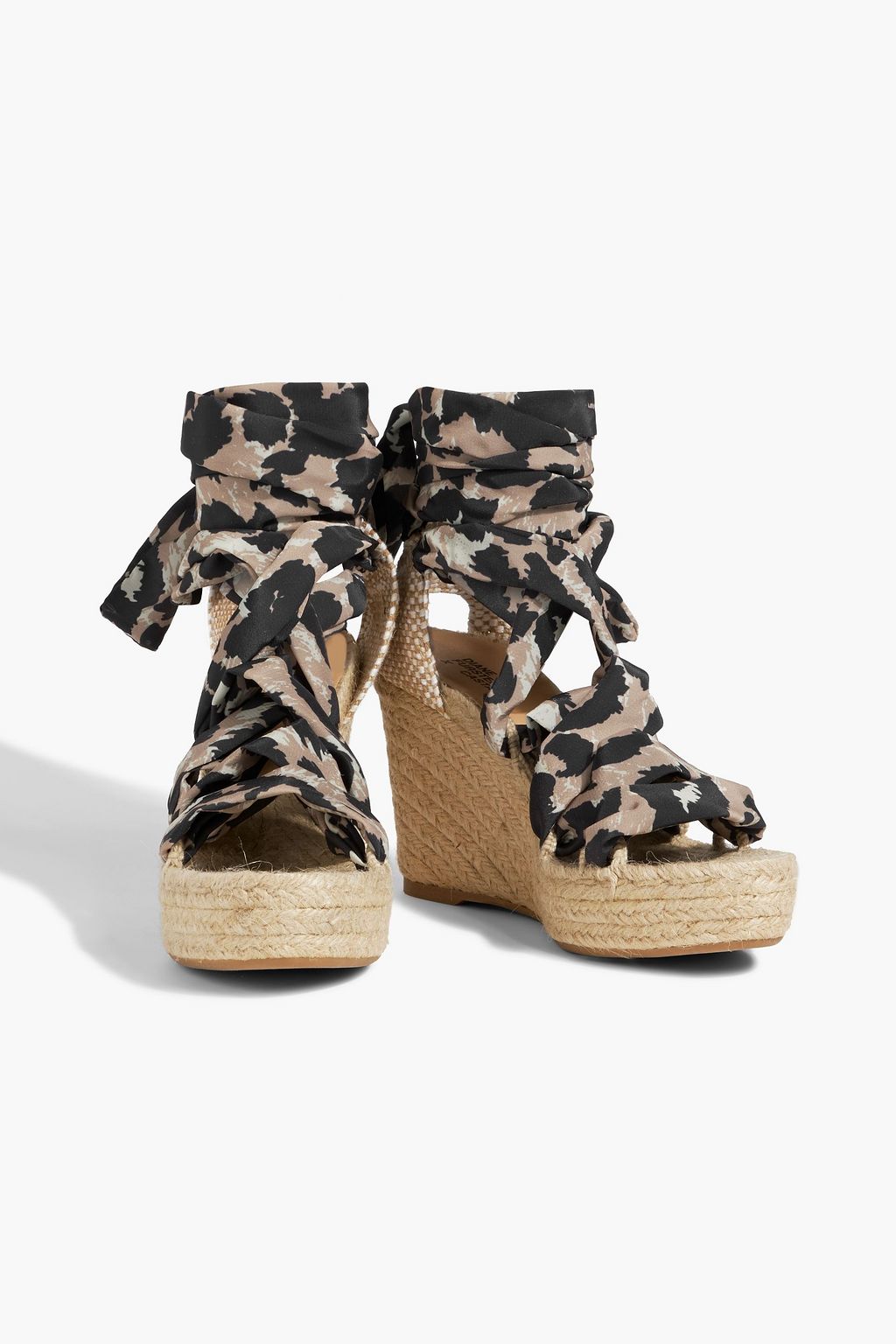 DIANE VON FURSTENBERG X CASTAÑER صندل "جورجيلينا" بكعب ويدج من إسبادريل والحرير الصيني بطبعة جلد الفهد