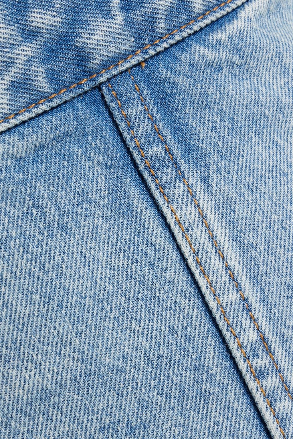 KHAITE تنورة فريزر متوسطة الطول من الدنيم