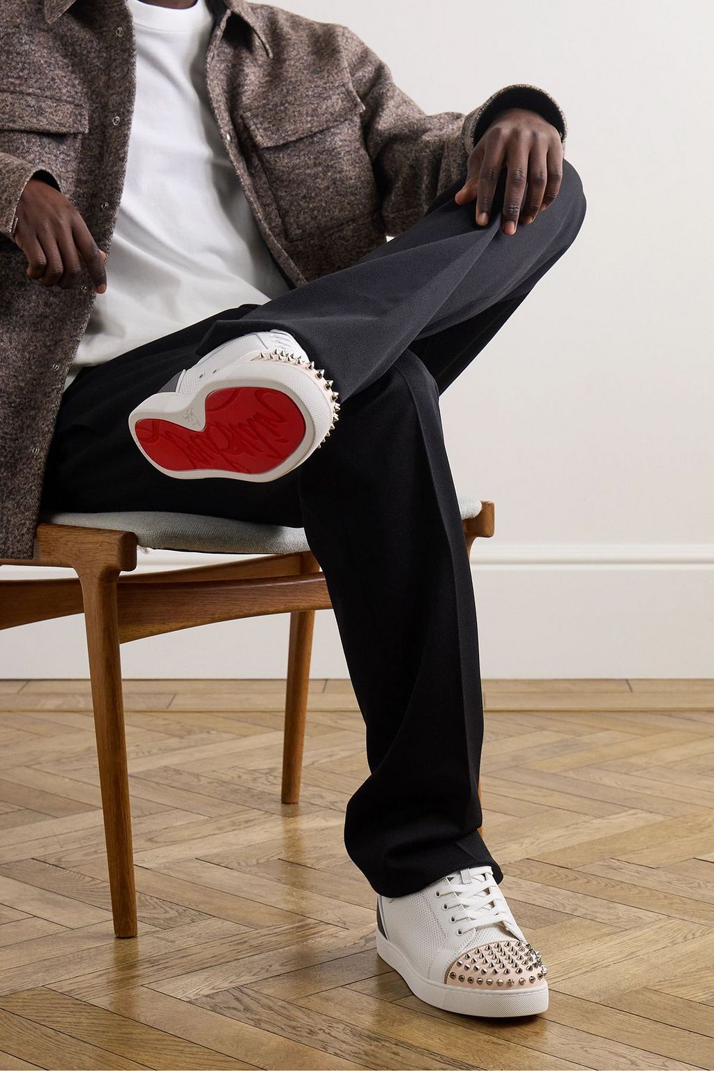 CHRISTIAN LOUBOUTIN حذاء سنيكرز لويس جونيور مدبب من الجلد المُحبّب والجلد الأملس المخرّم