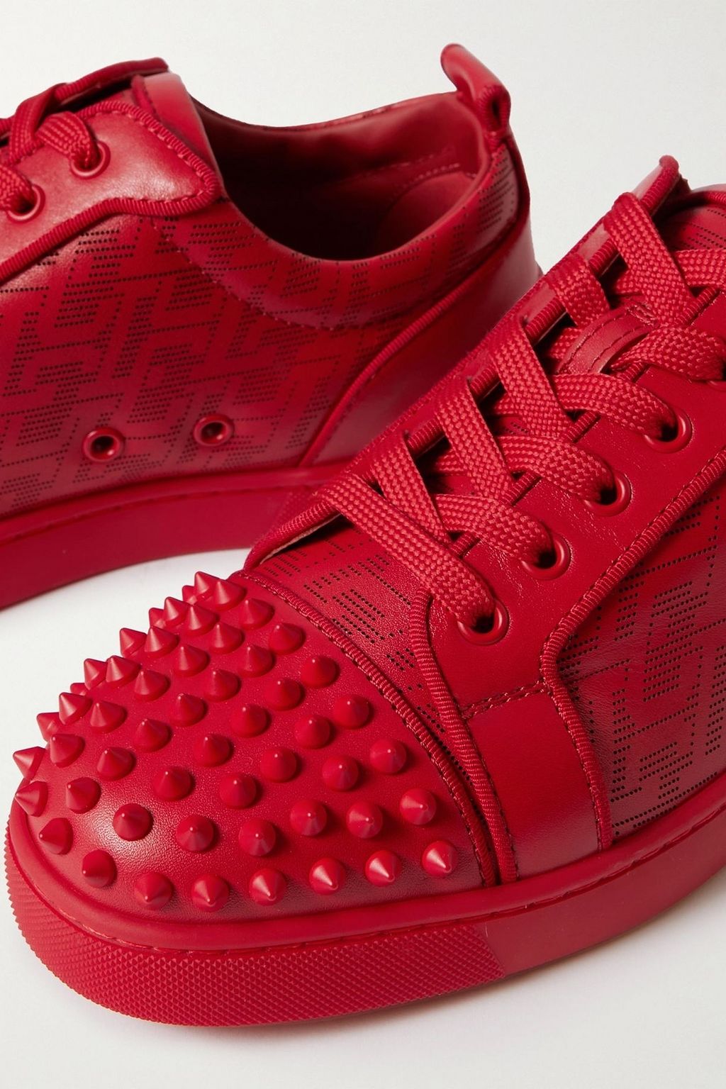 CHRISTIAN LOUBOUTIN حذاء سنيكرز Louis Junior من الجلد بمقدمة مزينة بمسامير مدببة