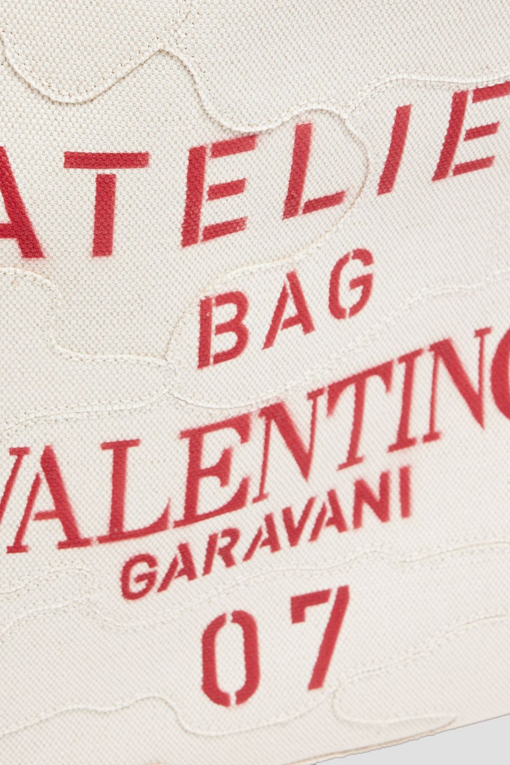 VALENTINO GARAVANI حقيبة توت أتيليه 07 كاموفلاج إيدشن من الكنفا بطبعات