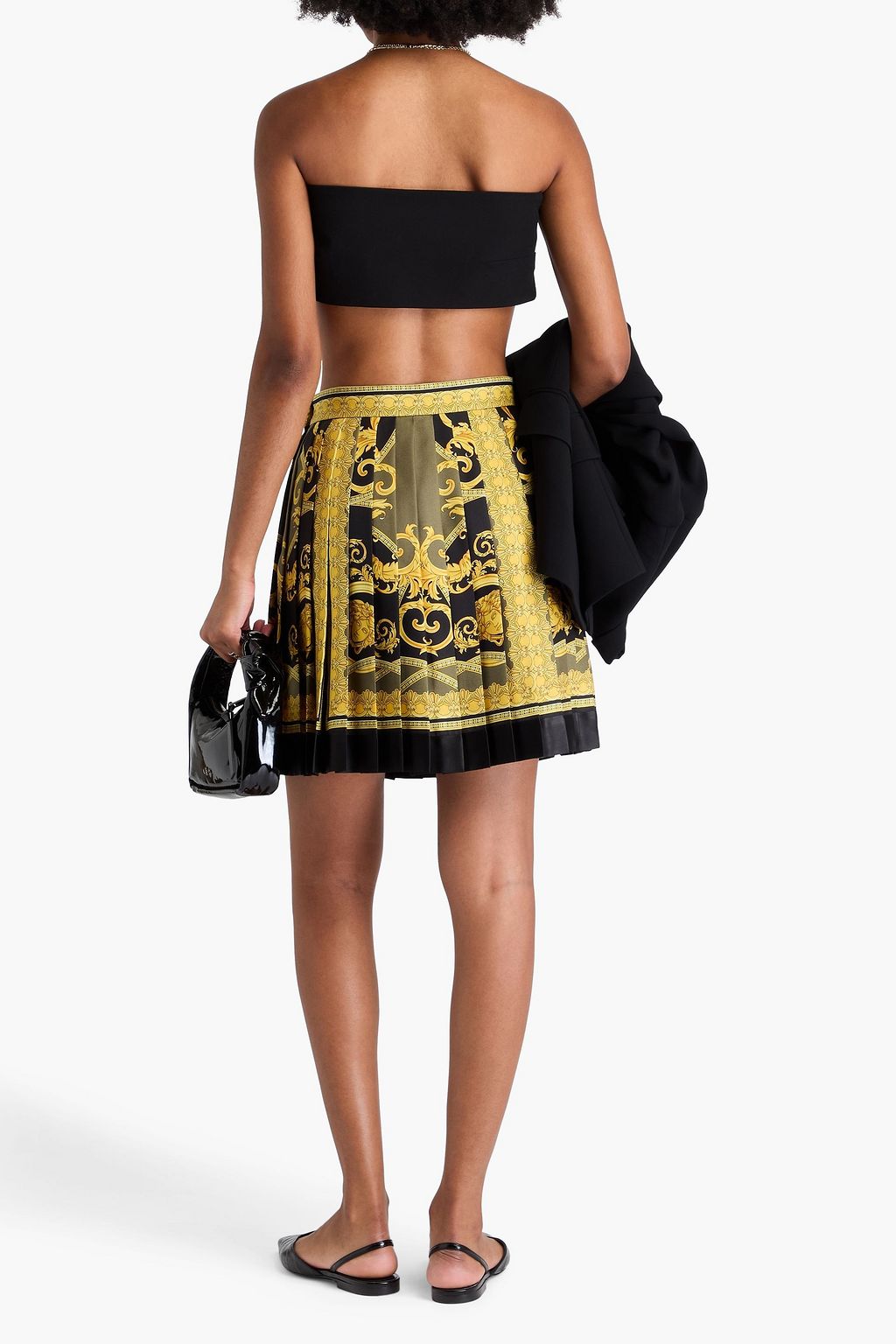 VERSACE تنورة قصيرة من حرير تويل مزينة بكسرات وطبعات