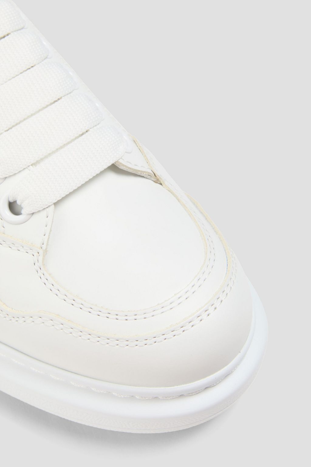 MCQUEEN 메탈릭 가죽 스니커즈