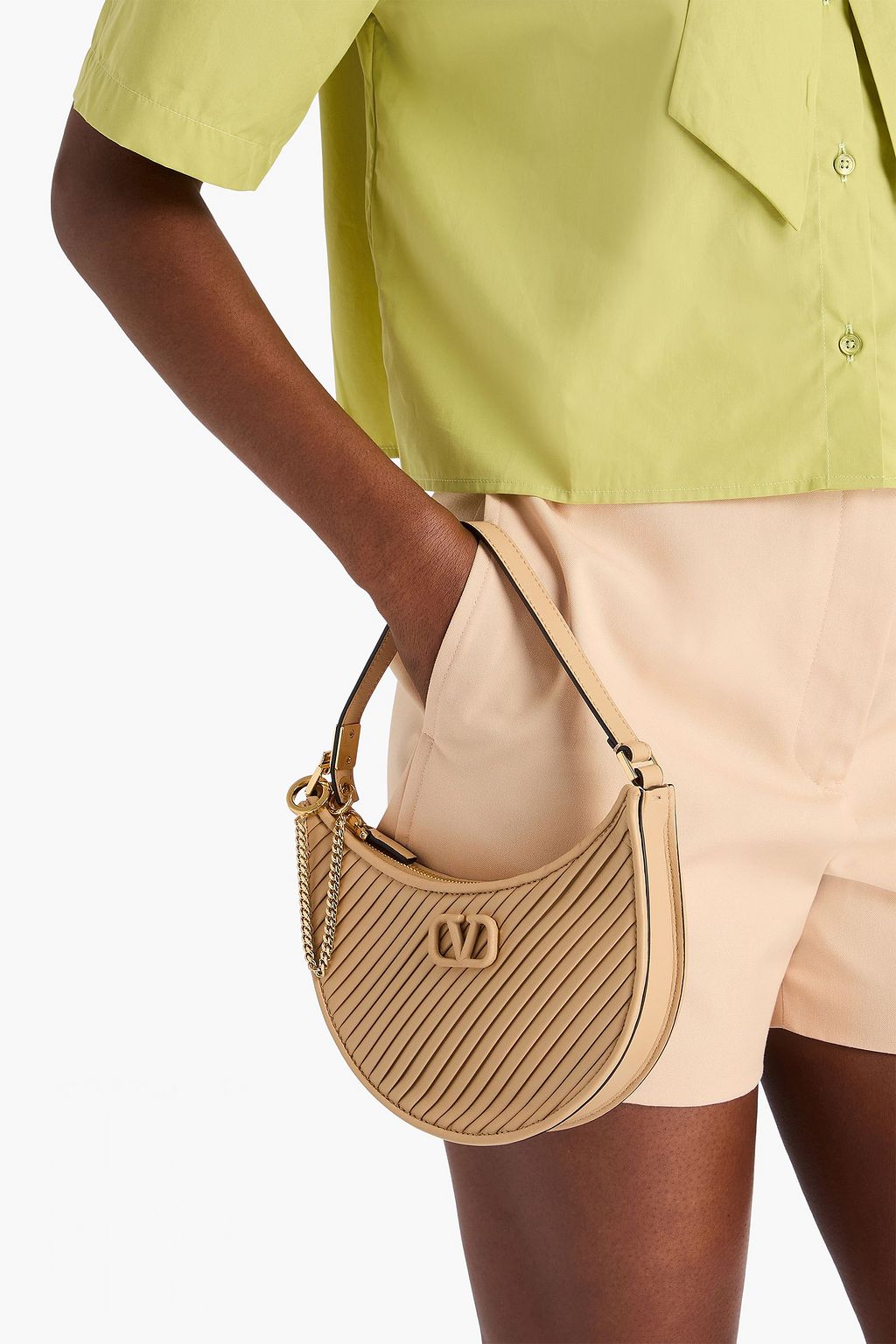 VALENTINO GARAVANI حقيبة كتف مون من الجلد المضلع مزينة بشعار على شكل حرف V