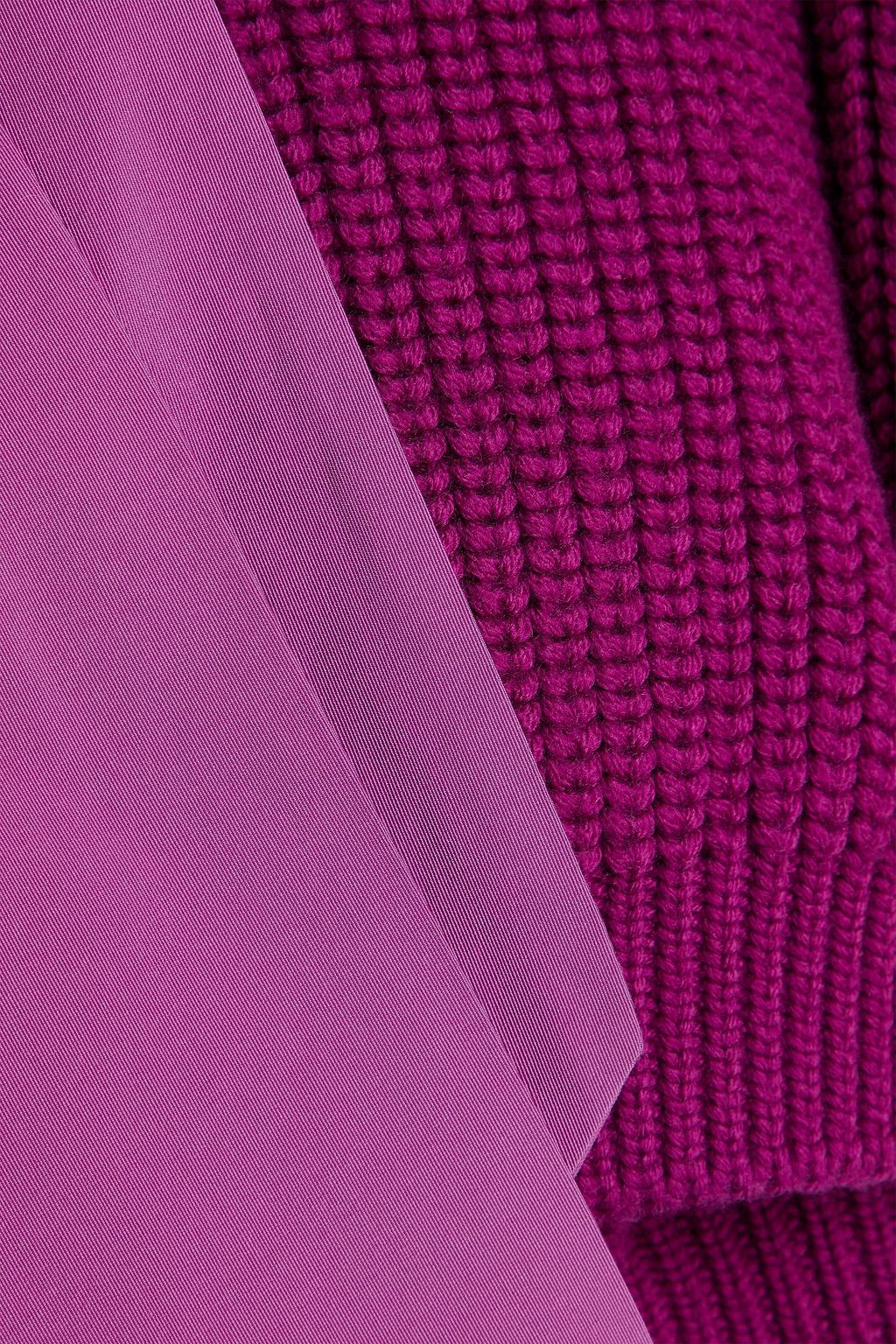 VALENTINO GARAVANI كنزة رياضية بياقة عالية من الصوف المضلّع مزين بربطة على شكل فراشة