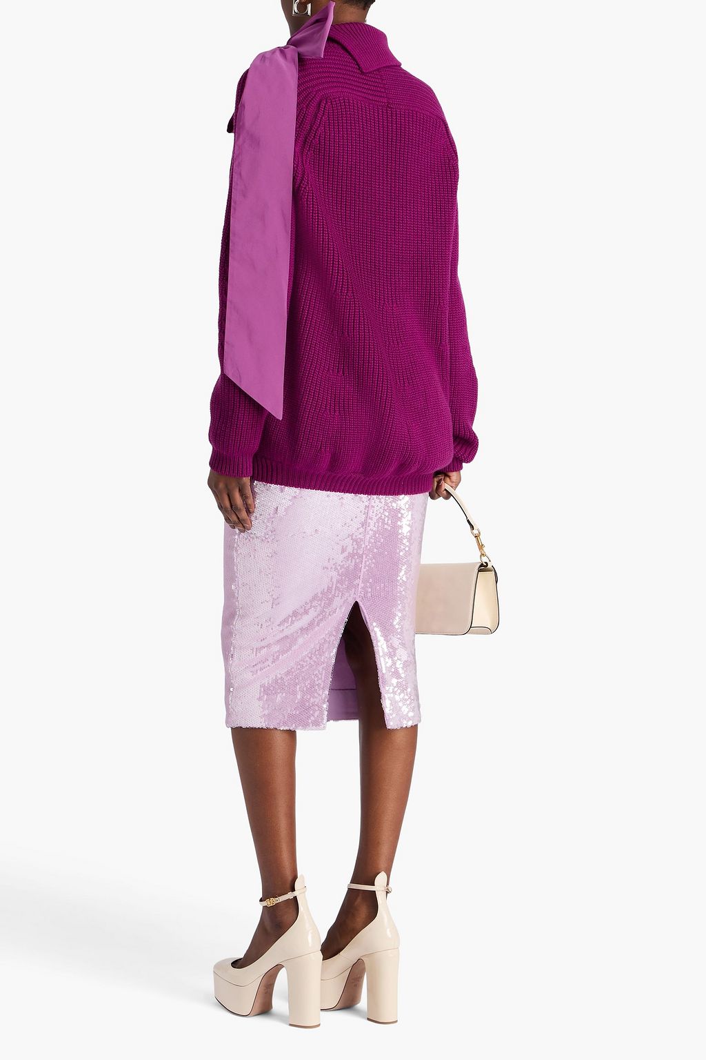 VALENTINO GARAVANI كنزة رياضية بياقة عالية من الصوف المضلّع مزين بربطة على شكل فراشة