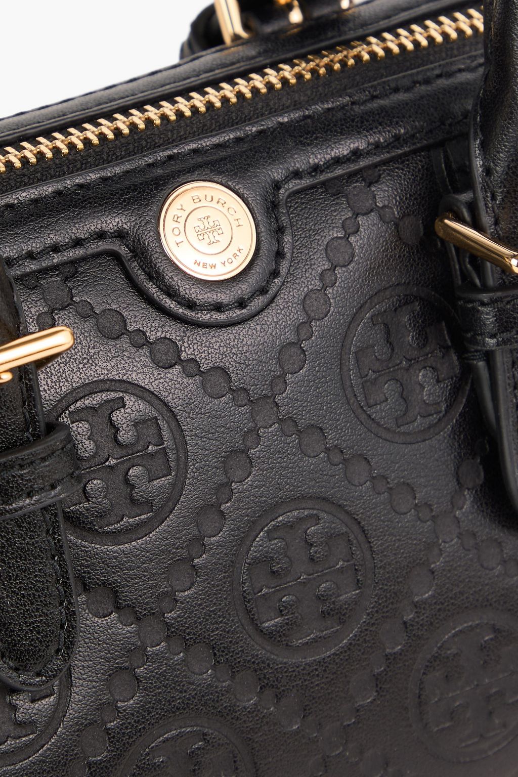 TORY BURCH حقيبة توت من الجلد مزينة بنقشة شعار العلامة على شكل حرف T