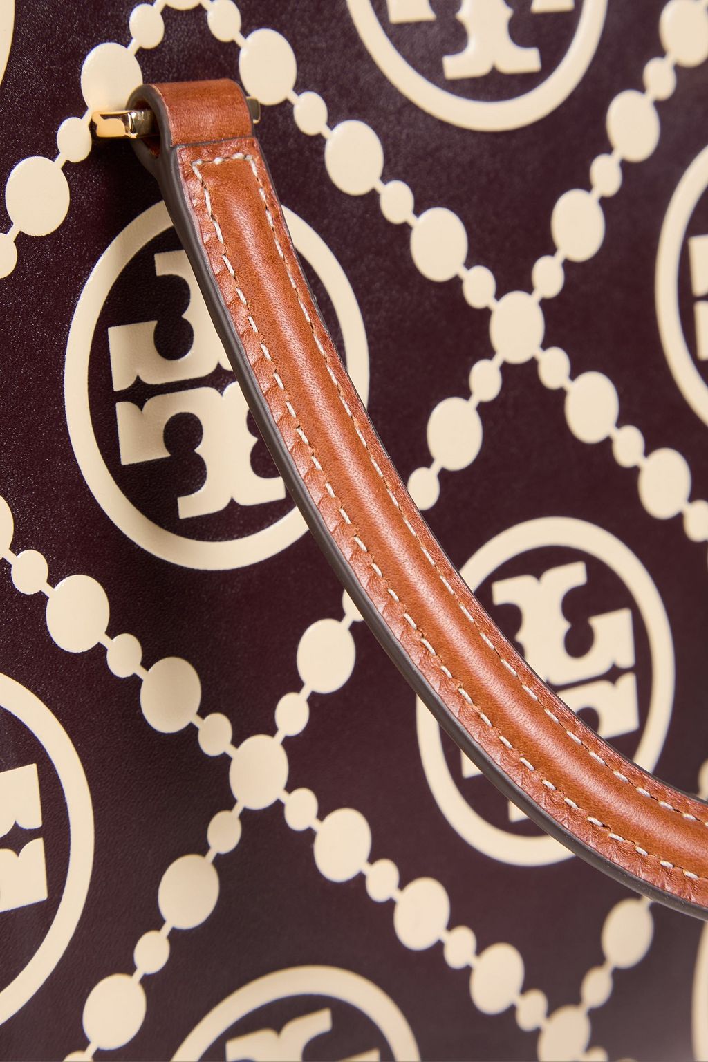TORY BURCH حقيبة توت من الجلد مزينة بطبعات بنقشة شعار العلامة على شكل T