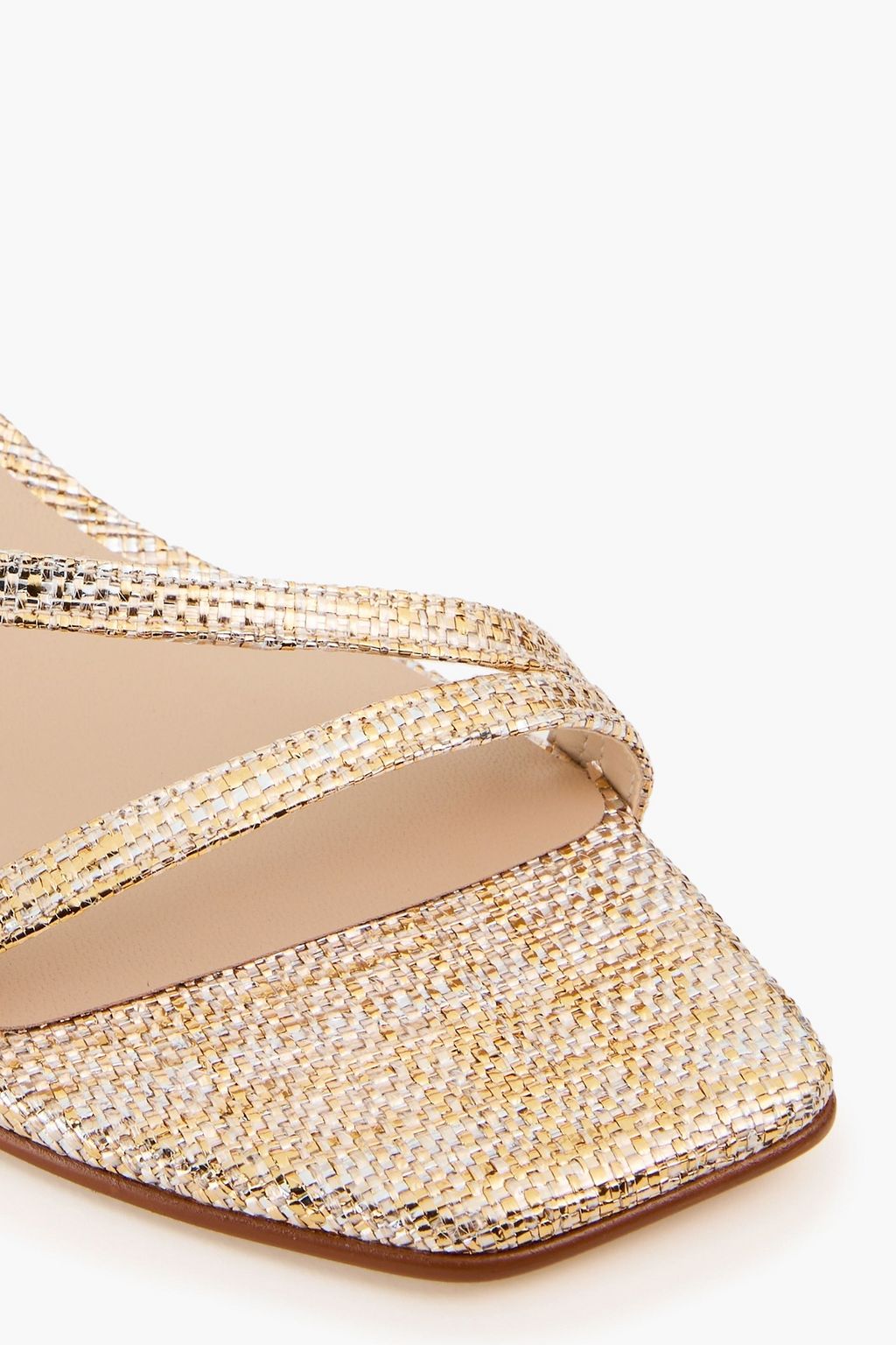STUART WEITZMAN صندل "أواسيس 50" بكعب إسفنجي بحزام كاحل محبوك وبلون معدني