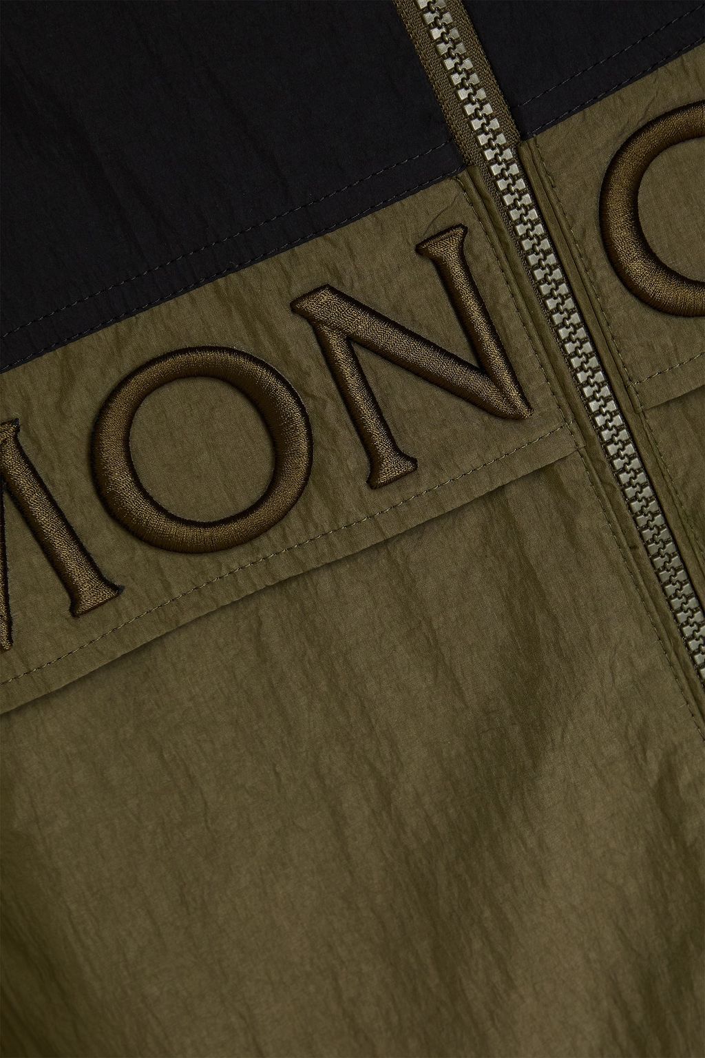 MONCLER جاكيت من قماش مقاوم للماء بتصميم مطرز بلونين