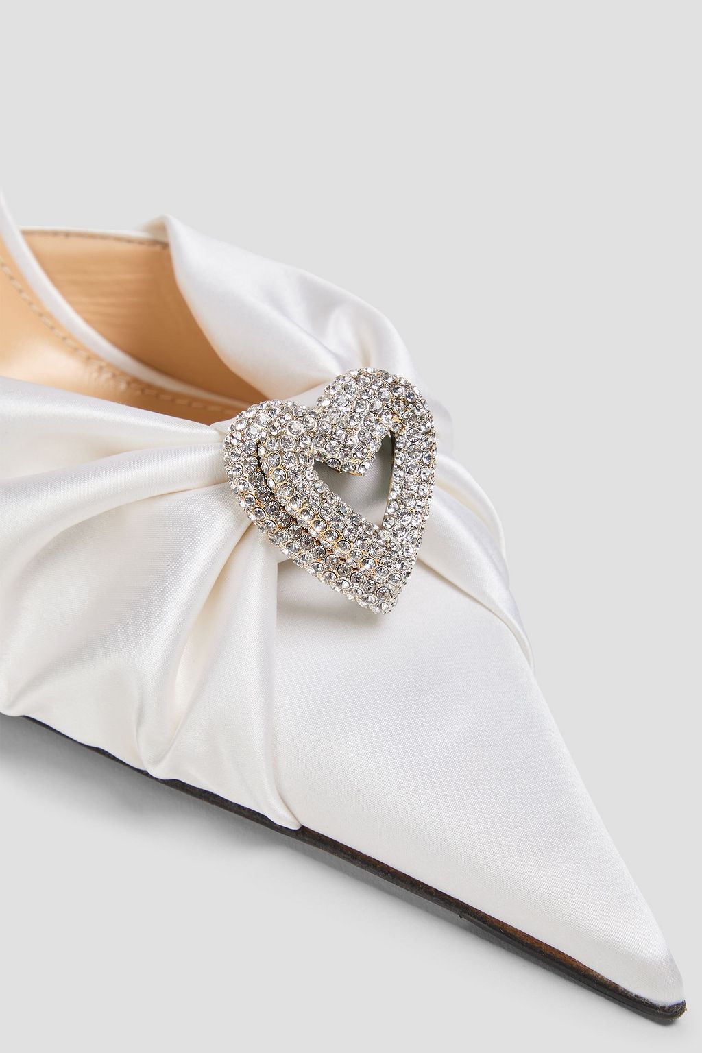 MACH & MACH Pumps „Double Heart“ aus Seidensatin mit Drapierung und Kristallverzierung